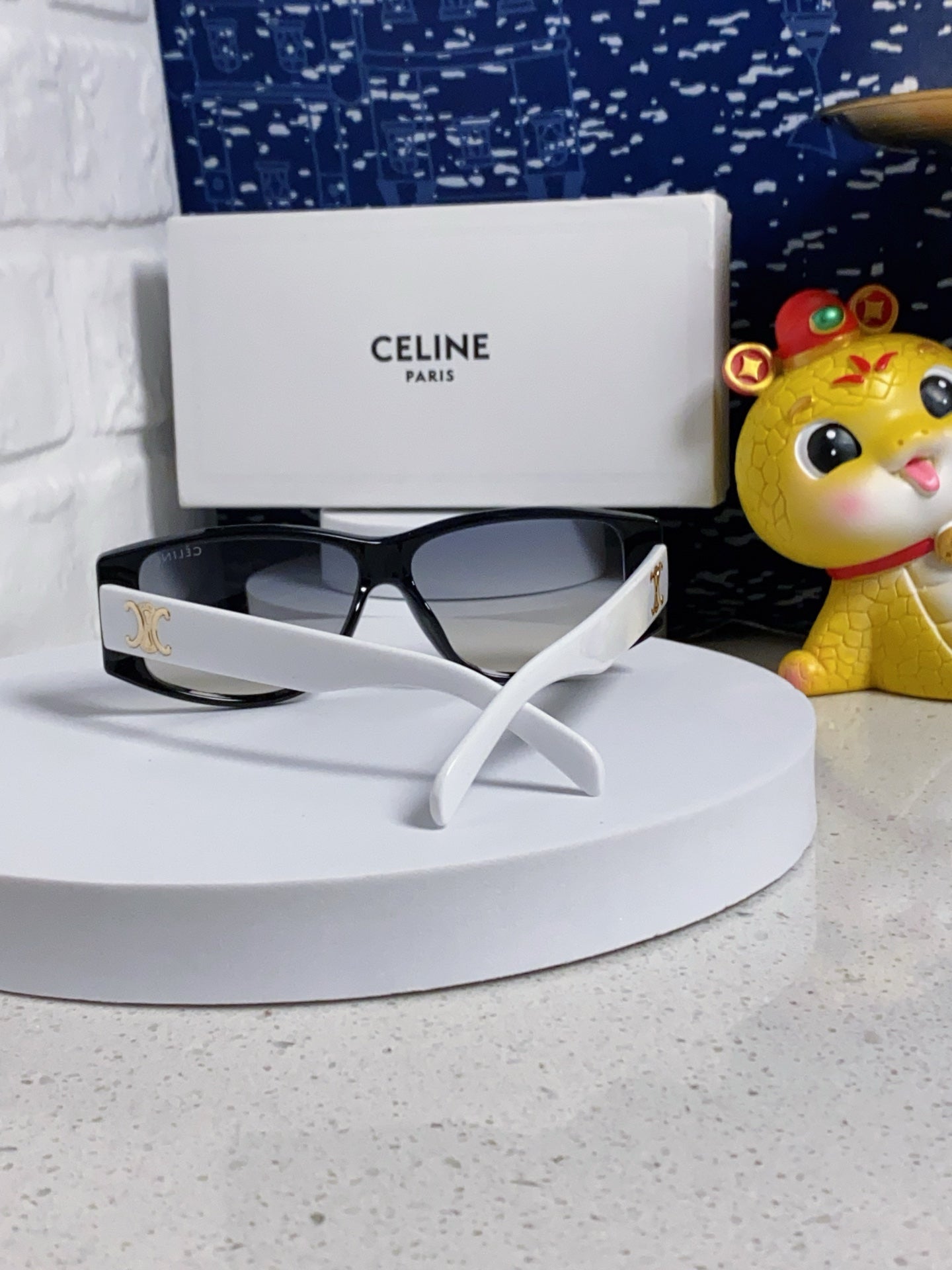 TRIOMPHE SUNGLASS 566216 IN BLACK AND WHITE ACETATE