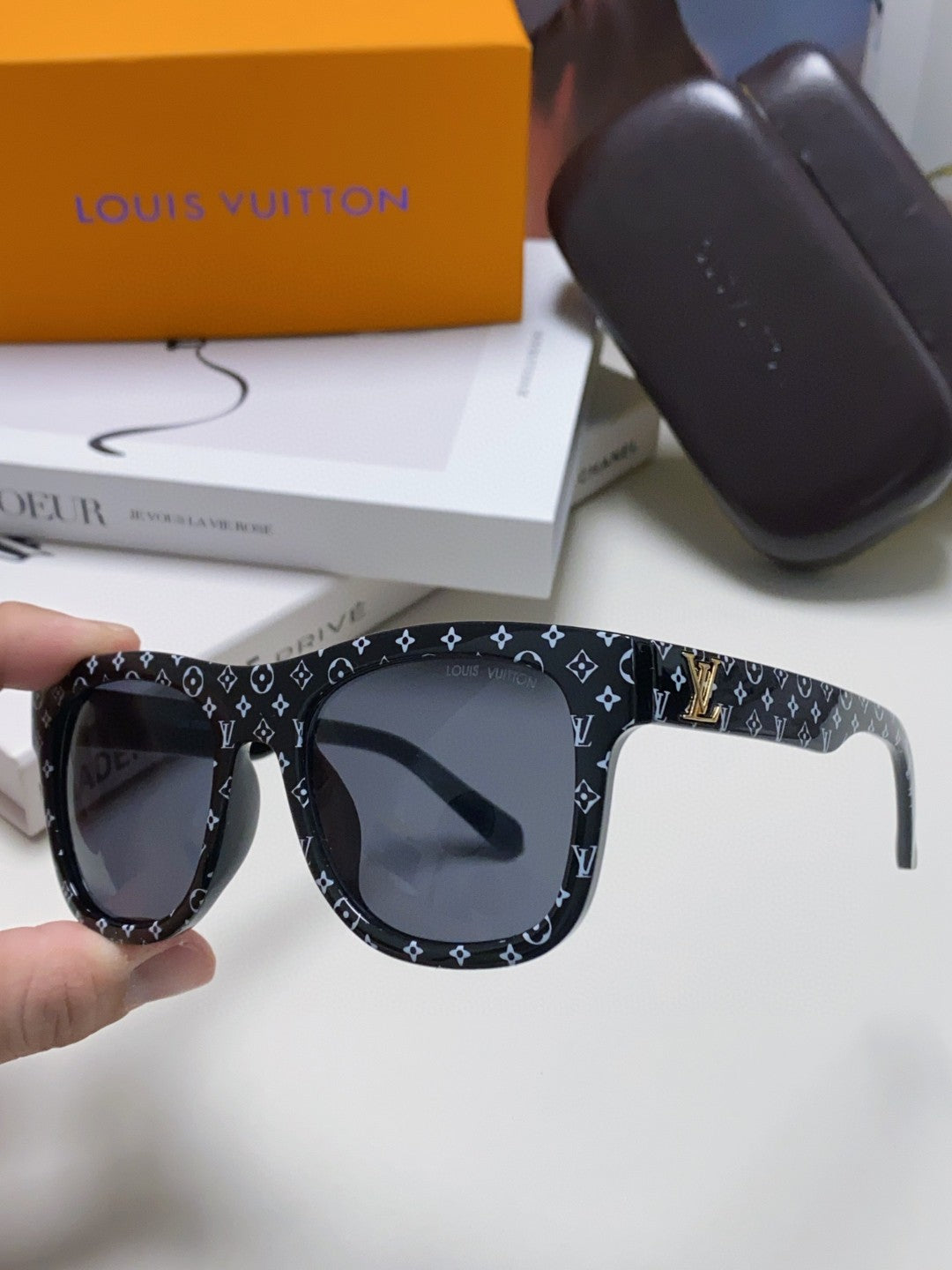 MONOGRAM SUNGLASS 581386 IN BLACK ACETATE FRAME