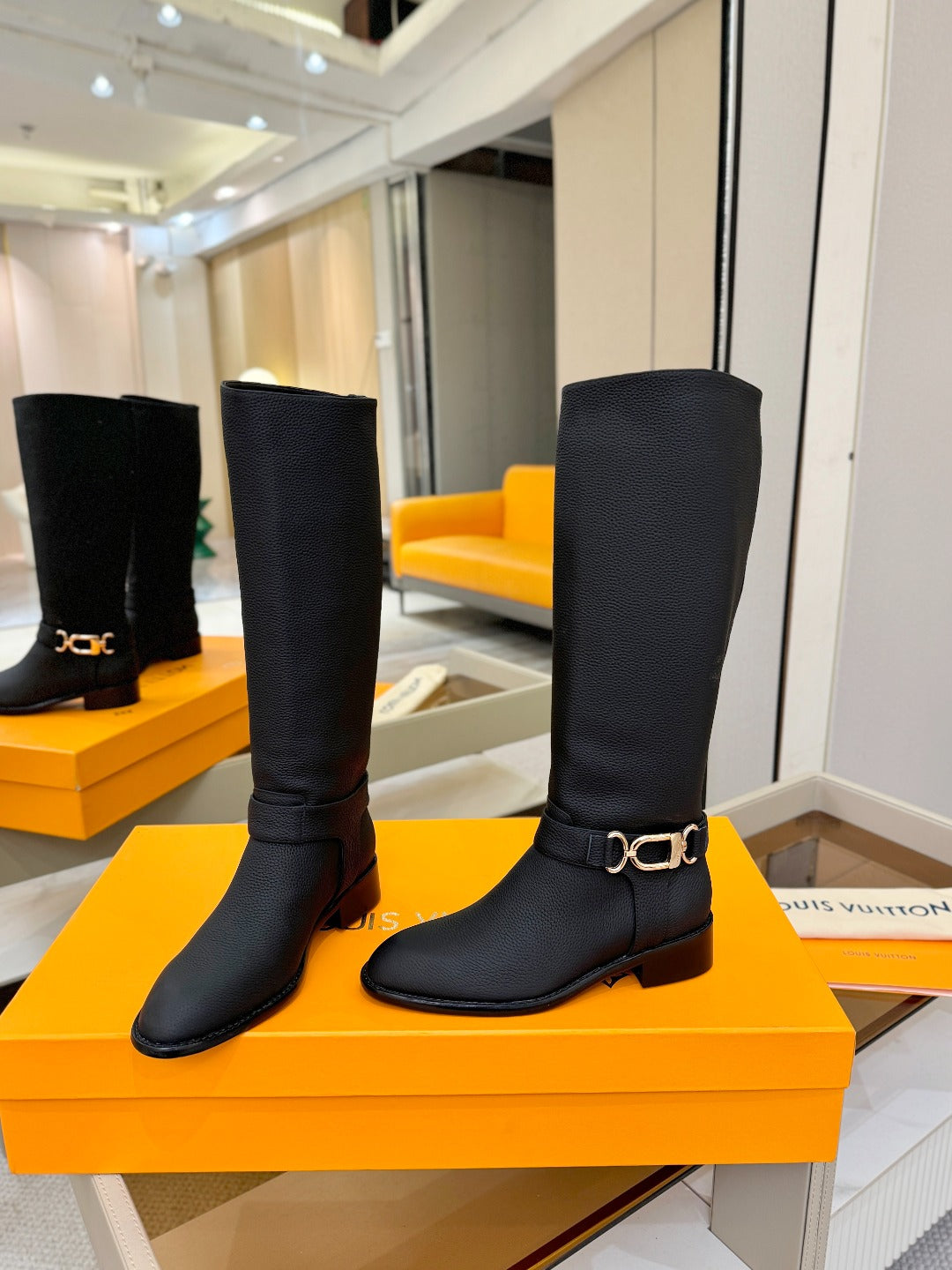 LV 25 Martin Boots 30 Black  Cowhide 573884