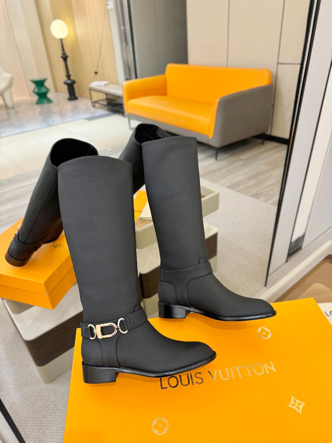 LV 25 Martin Boots 30 Black  Cowhide 573884