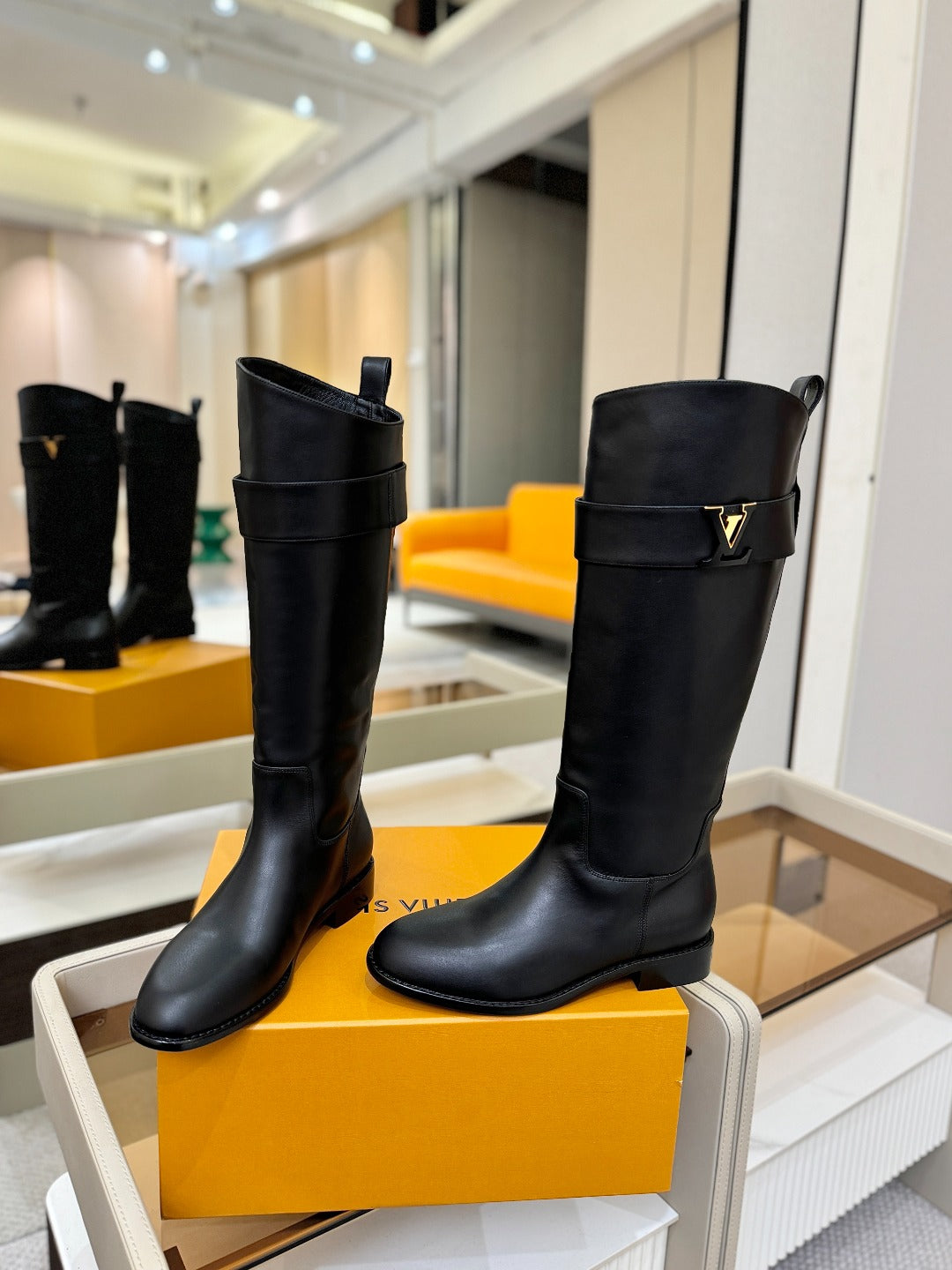 LV 25 Metal Buckle Riding Boots Black Sheepskin  573888