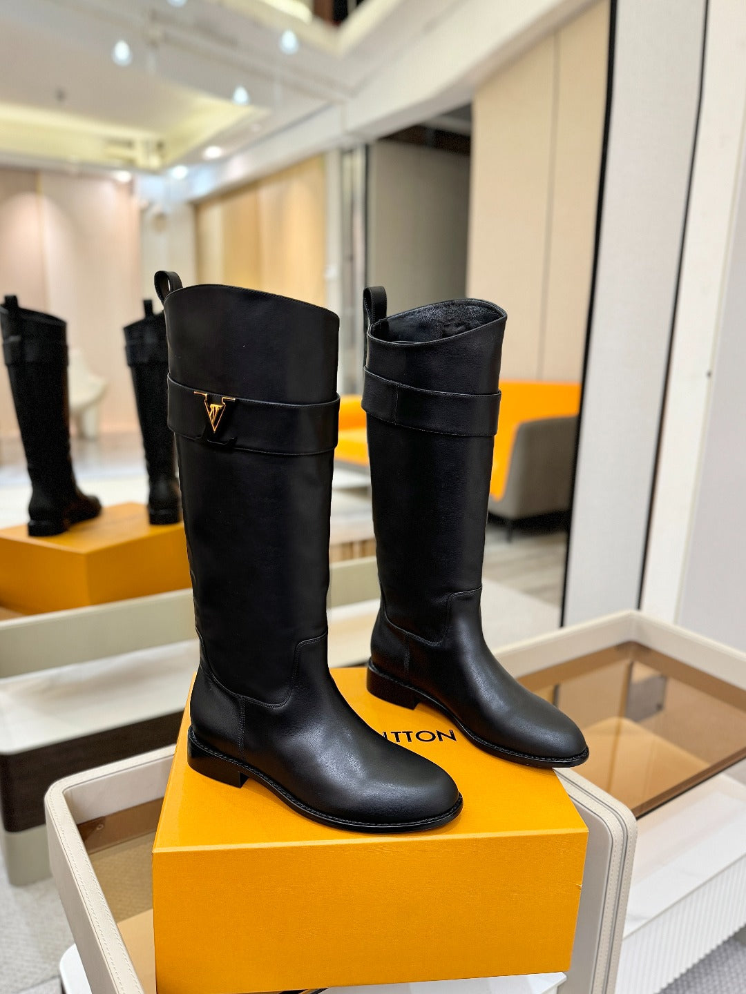 LV 25 Metal Buckle Riding Boots Black Sheepskin  573888