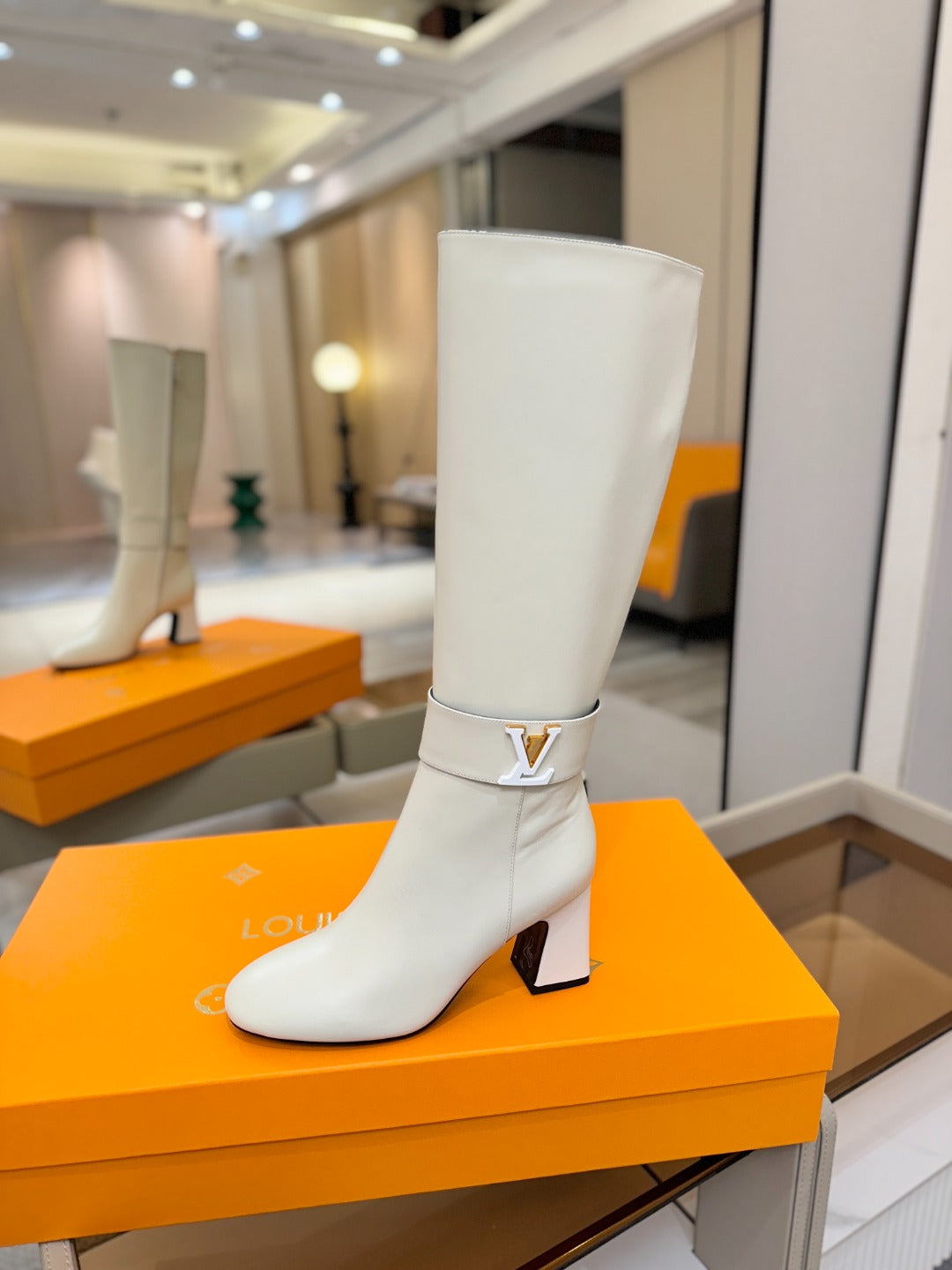 LV 25 Long Boots 75 White Sheepskin 573739