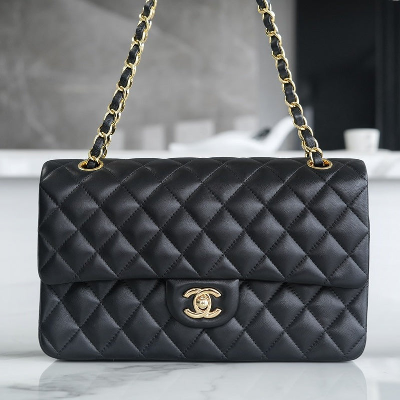 CLASSIC FLAP 25 BLACK LAMBSKIN GOLD HARDWARE
