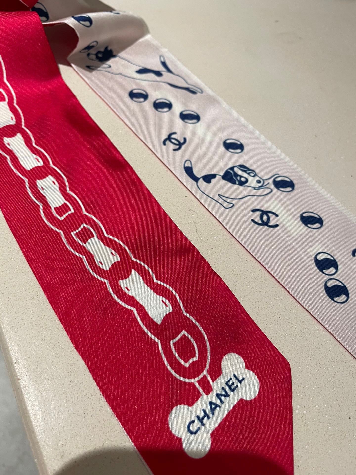 CC  Twilly Mini Scarf 120cm Red White Mulberry Silk 798813