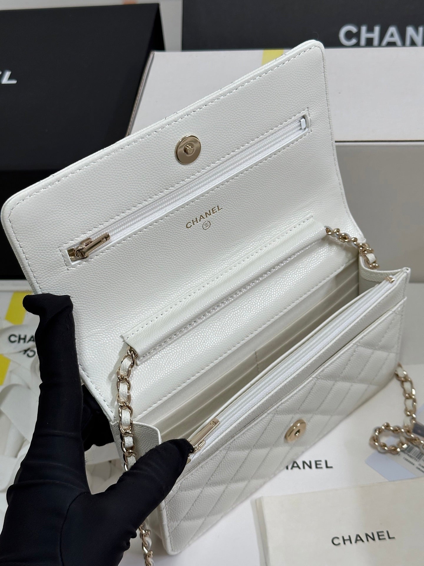 CC 25P Wallet On Chain 19cm White Cowhide Heart Rhinestone 243592