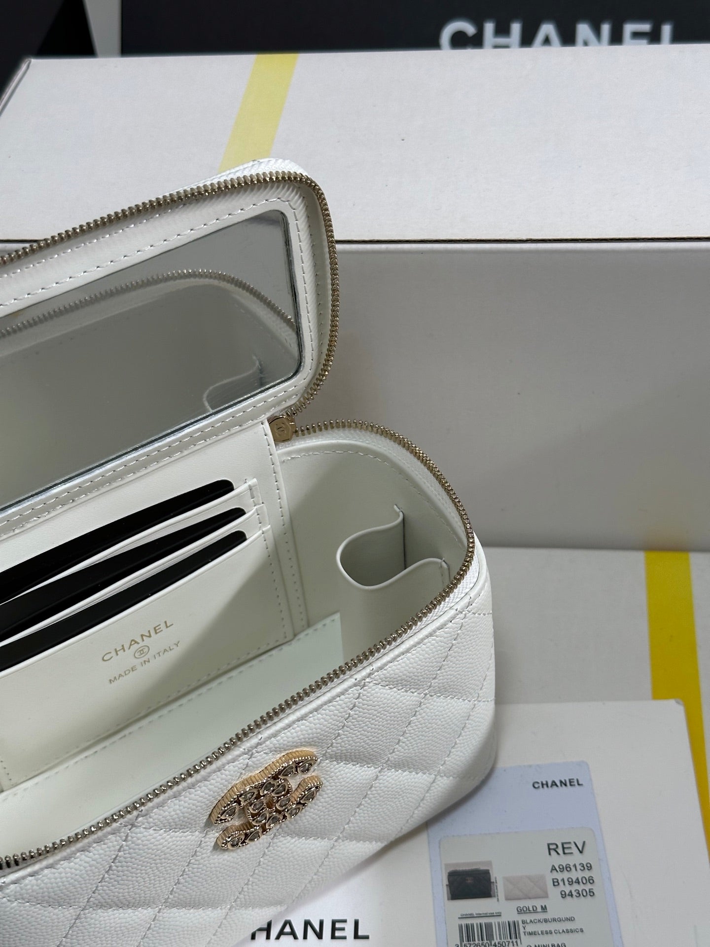 CC 25C Vanity Case 17cm White Caviar Leather Heart Rhinestone Light Gold Hardware 243421