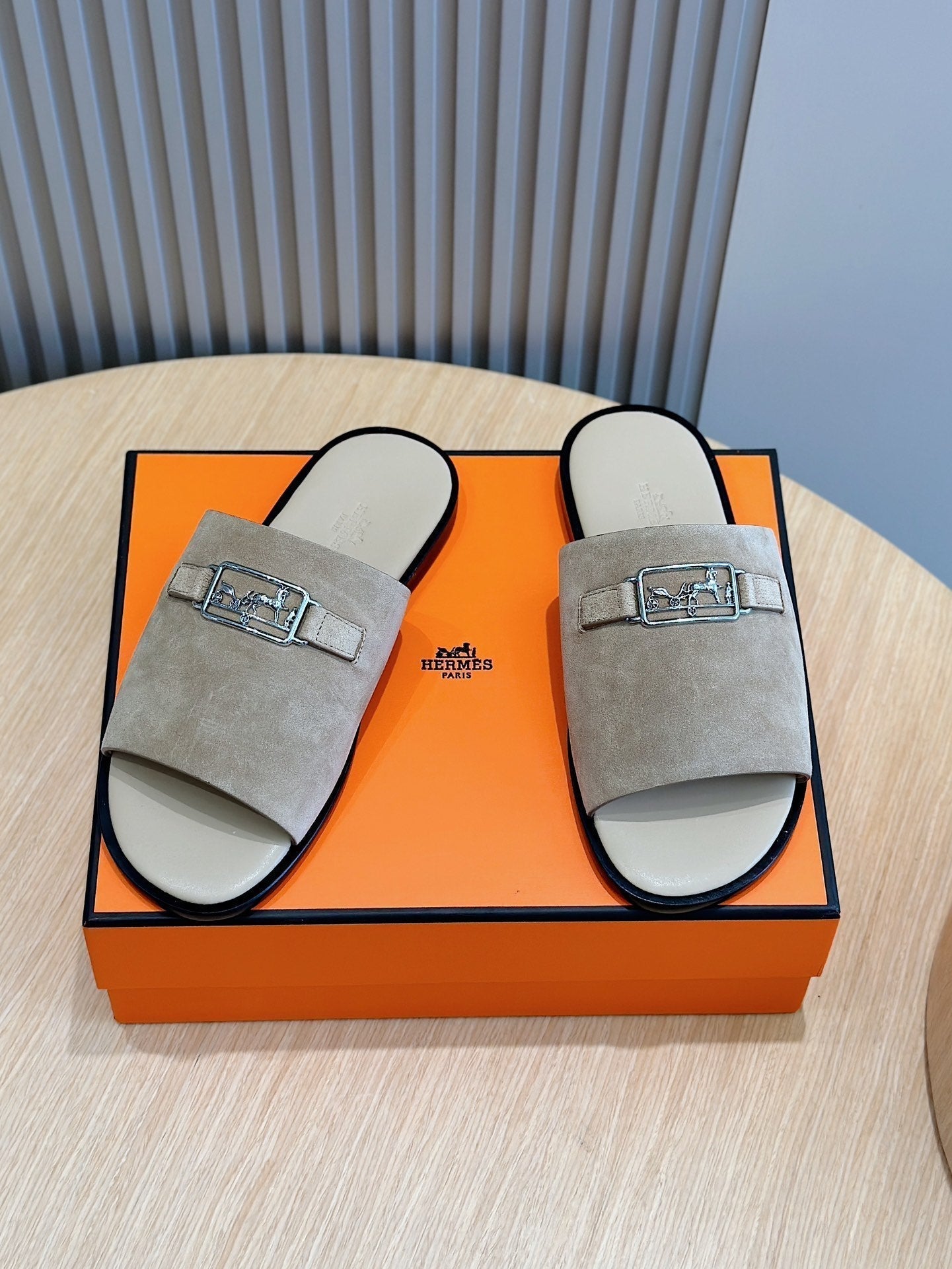 HM SILVER BUCKLE SLIPPERS LIGHT GRAY SUEDE