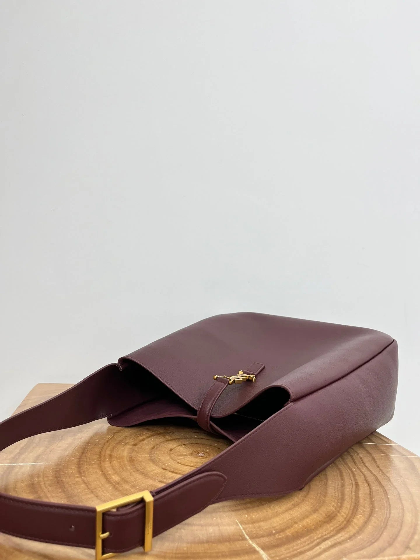 LE 5 À 7 LARGE SUPPLE 31 IN WINE RED GRAINED CALFSKIN