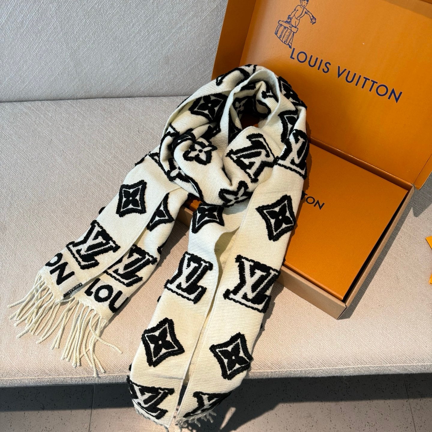LV 3D Scarf 220cm White Black Sheep Wool 967204