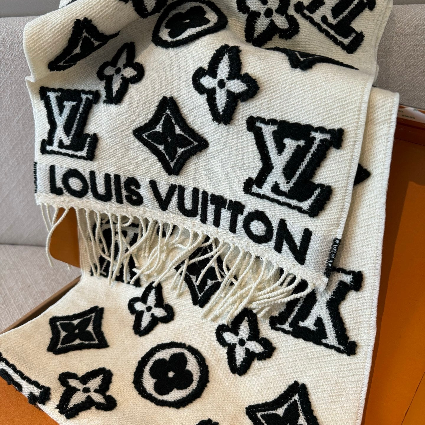 LV 3D Scarf 220cm White Black Sheep Wool 967204