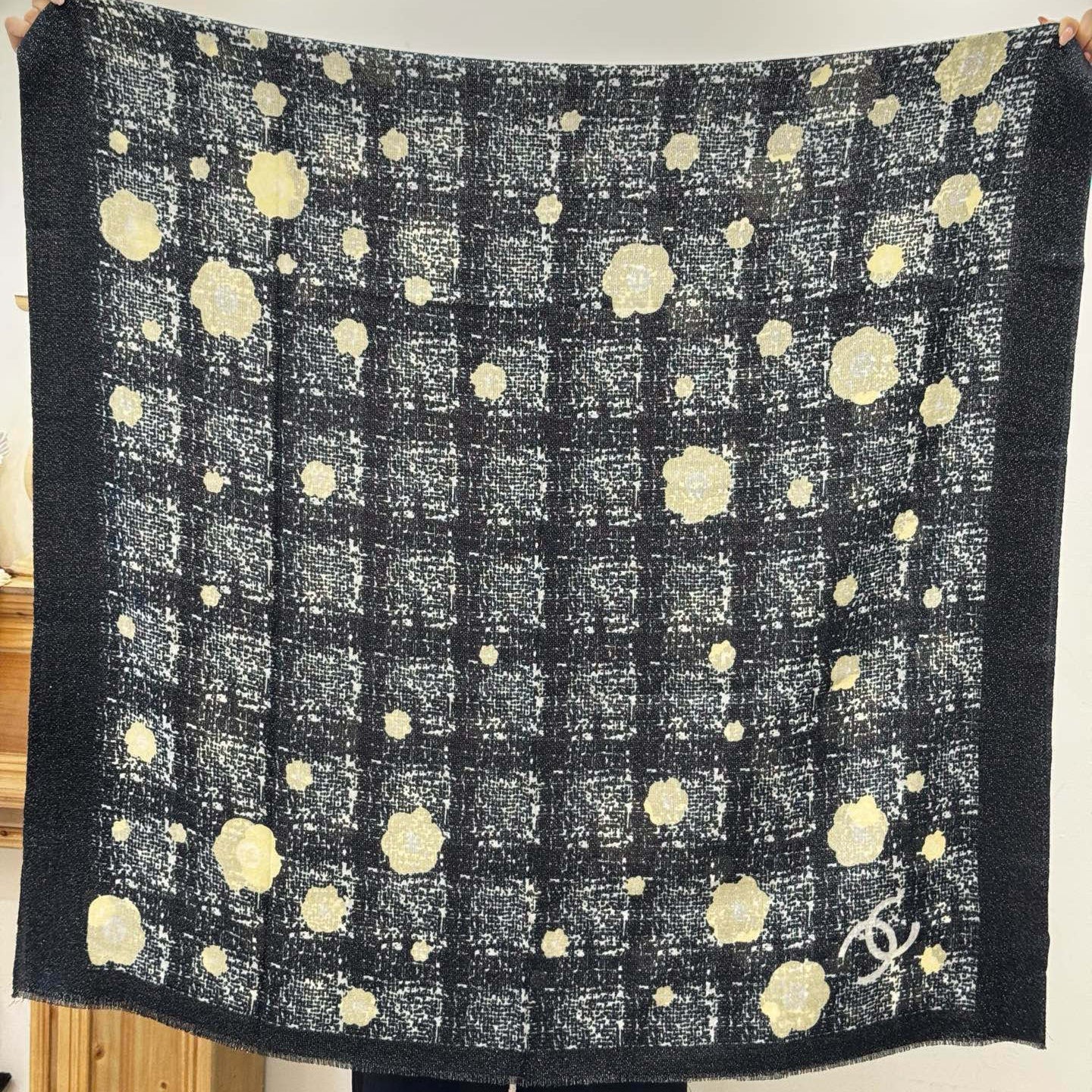 CC 25 Camellia Scarf 110cm Black Cashmere 293164