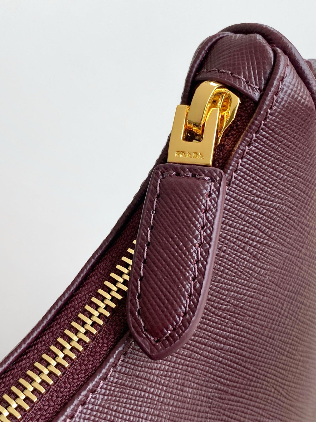 Prada 2026 Re-Edition Saffiano Shoulder Bag 22cm Leather