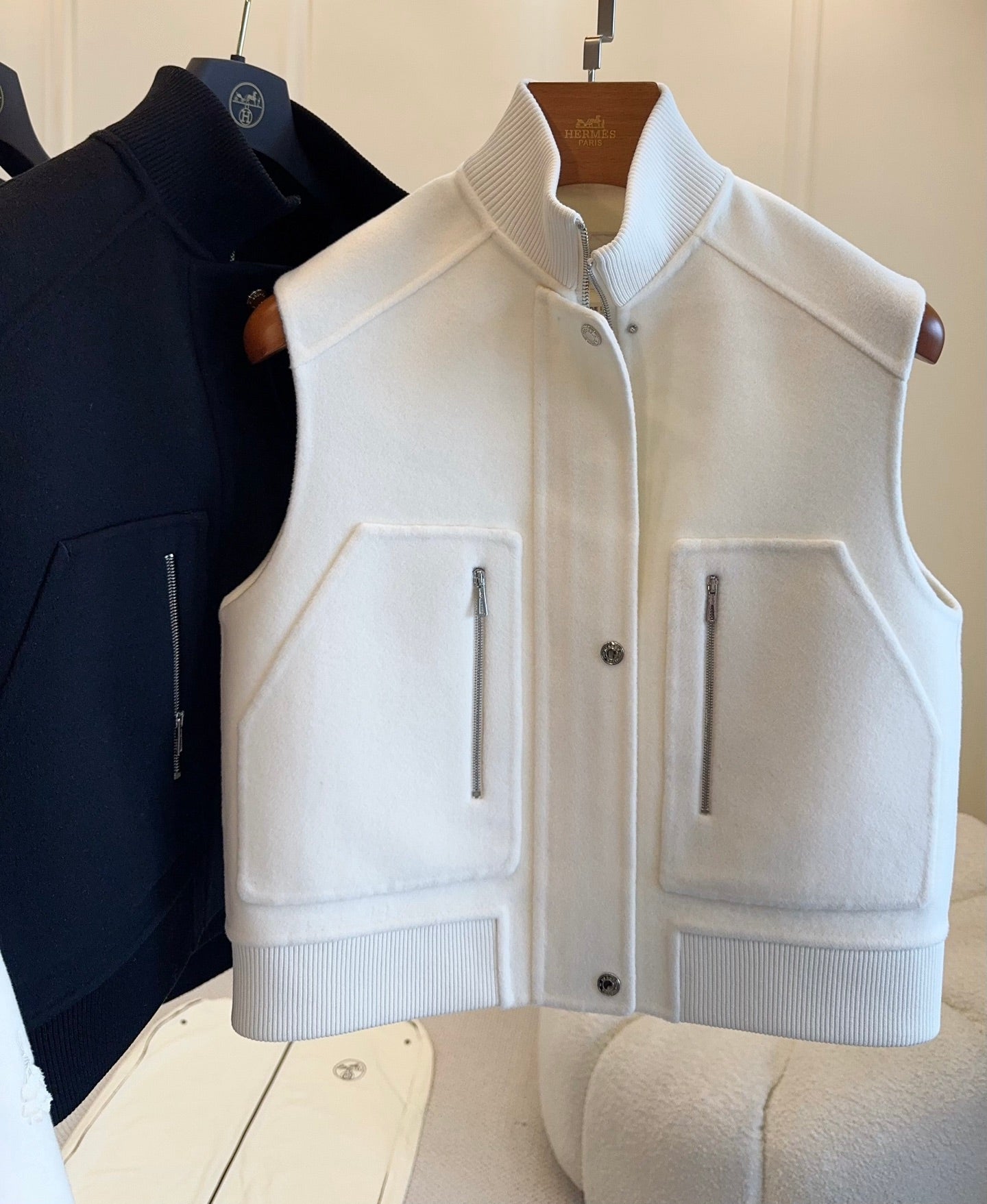 HM 25 Cashmere Embroidered Leather 264295