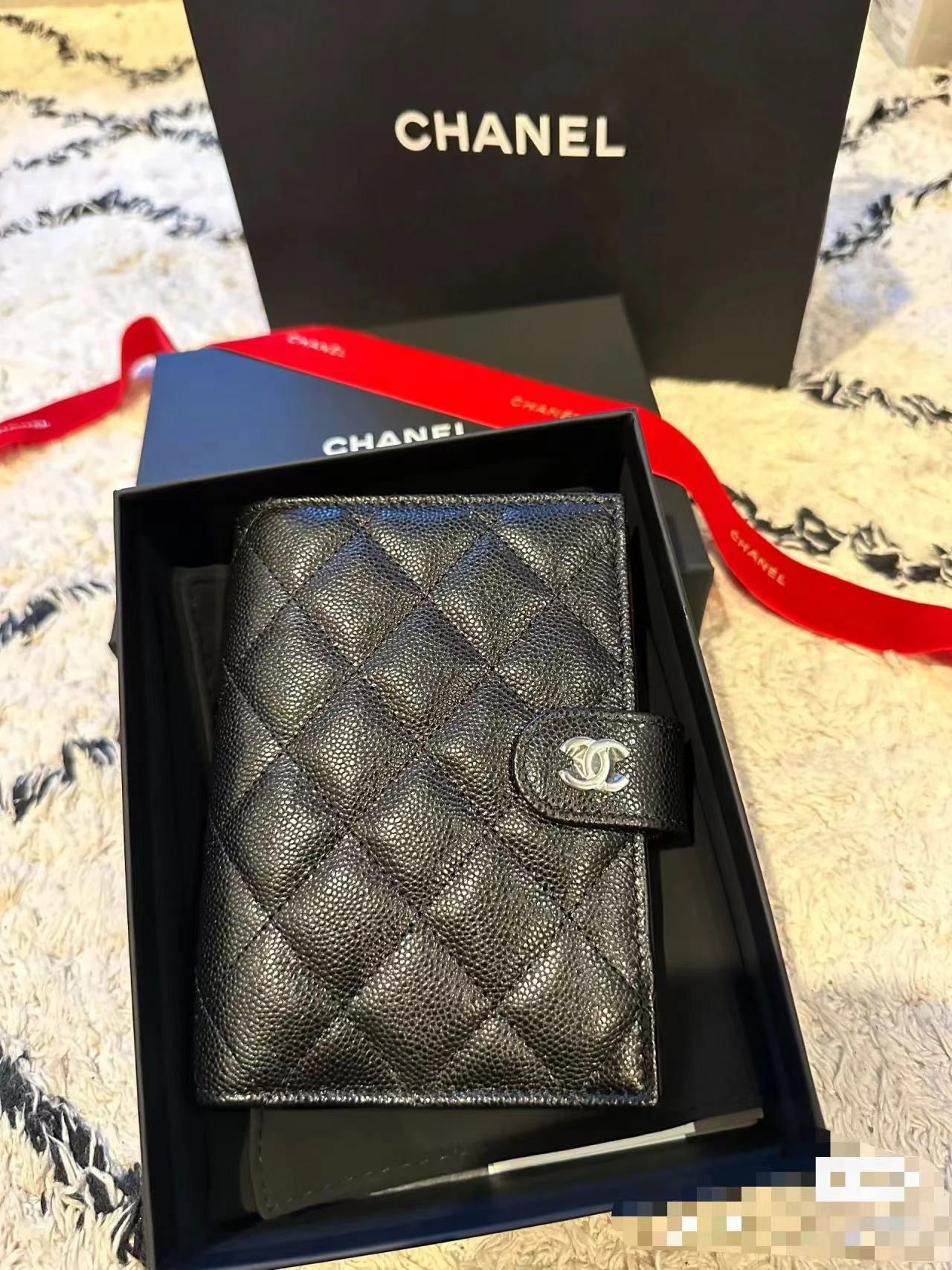 CC BIFOLD WALLET CAVIAR 14 BLACK GRAINED CALFSKIN