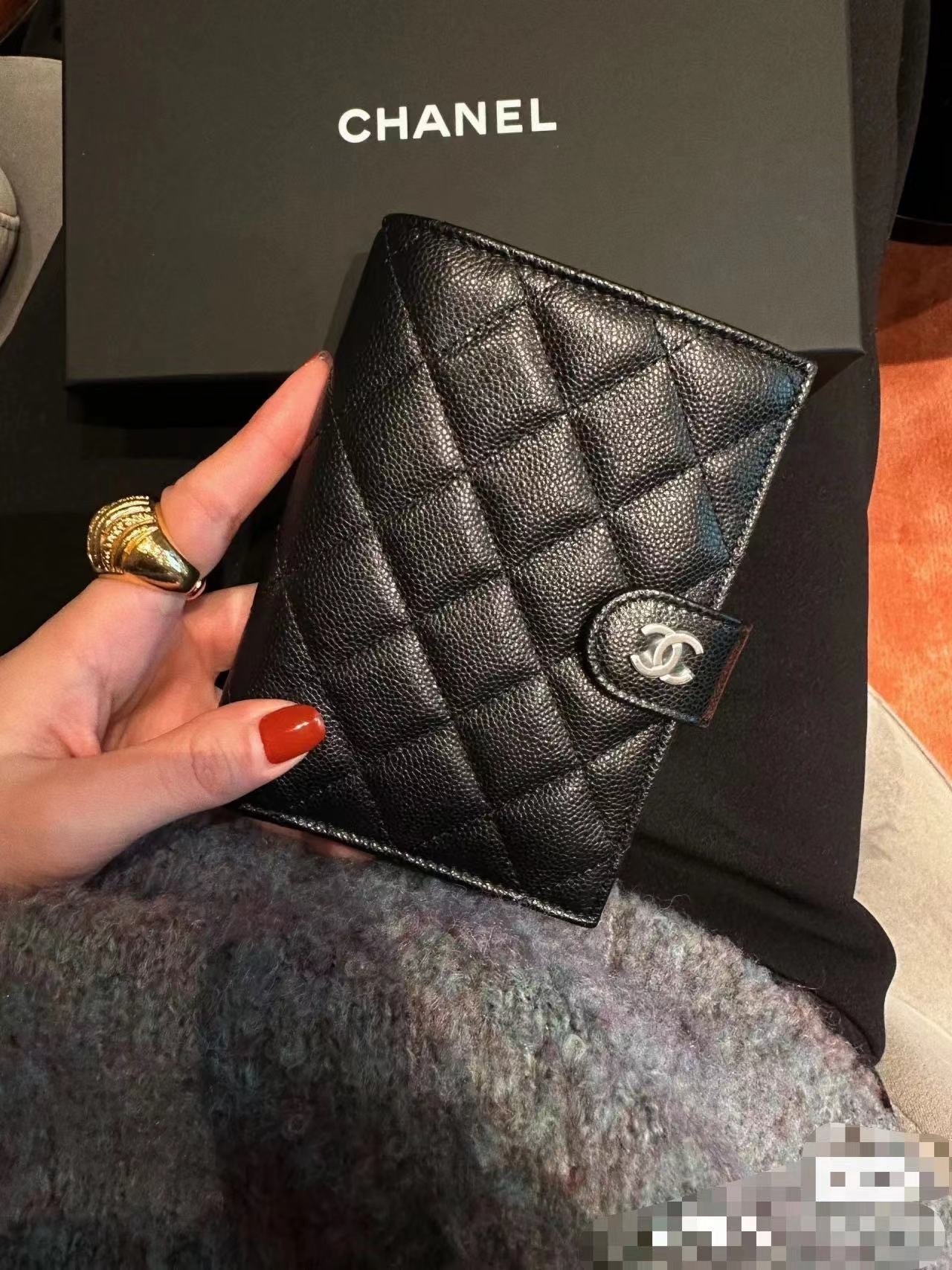 CC BIFOLD WALLET CAVIAR 14 BLACK GRAINED CALFSKIN