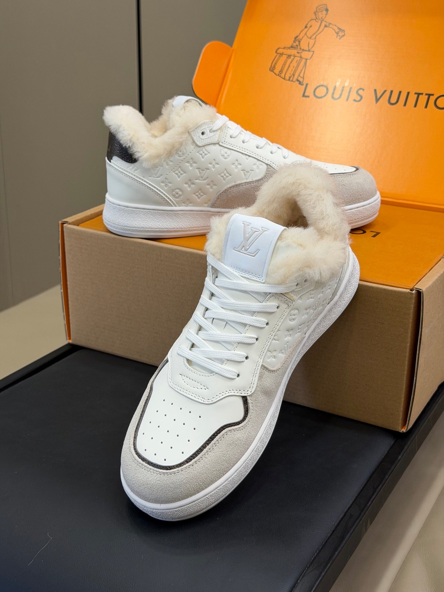 LV 25 Classic Sneakers White Beige Leather Suede 576943