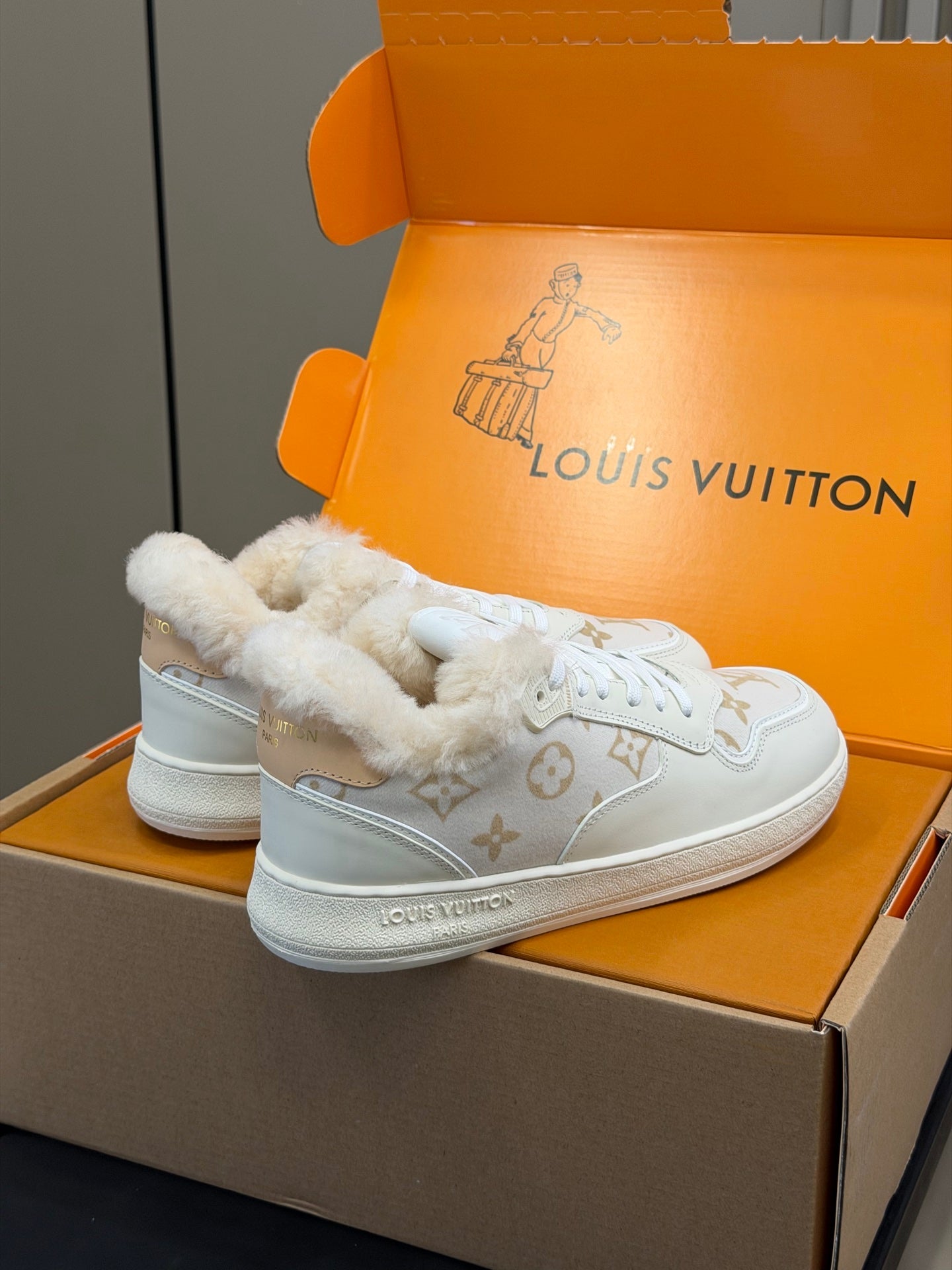 LV 25 Classic Sneakers White Leather Suede 576944