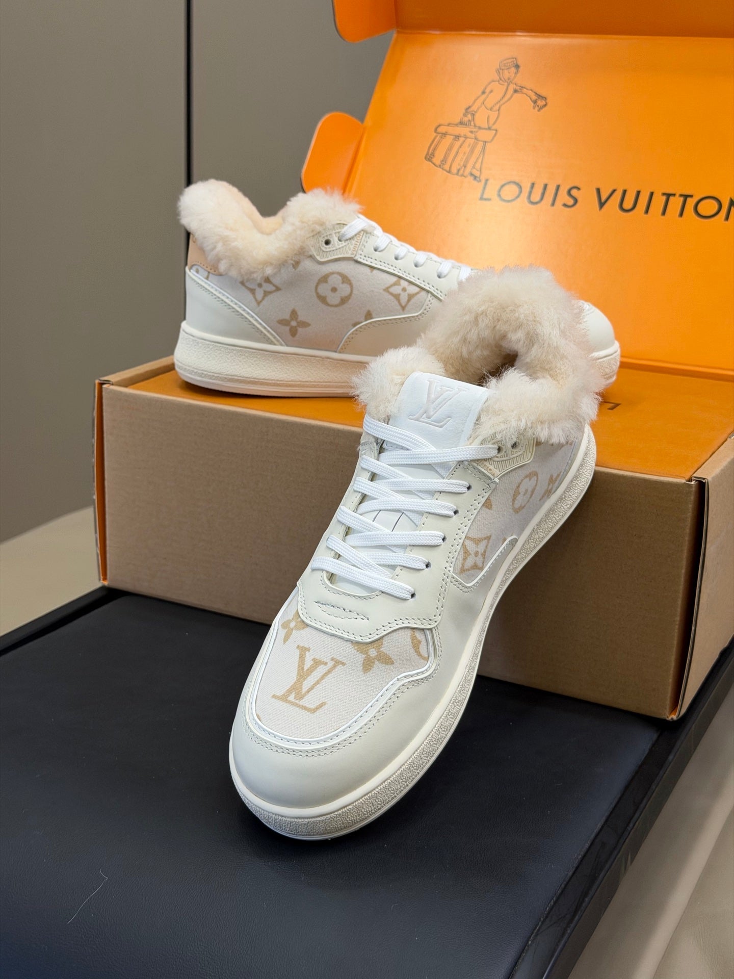 LV 25 Classic Sneakers White Leather Suede 576944