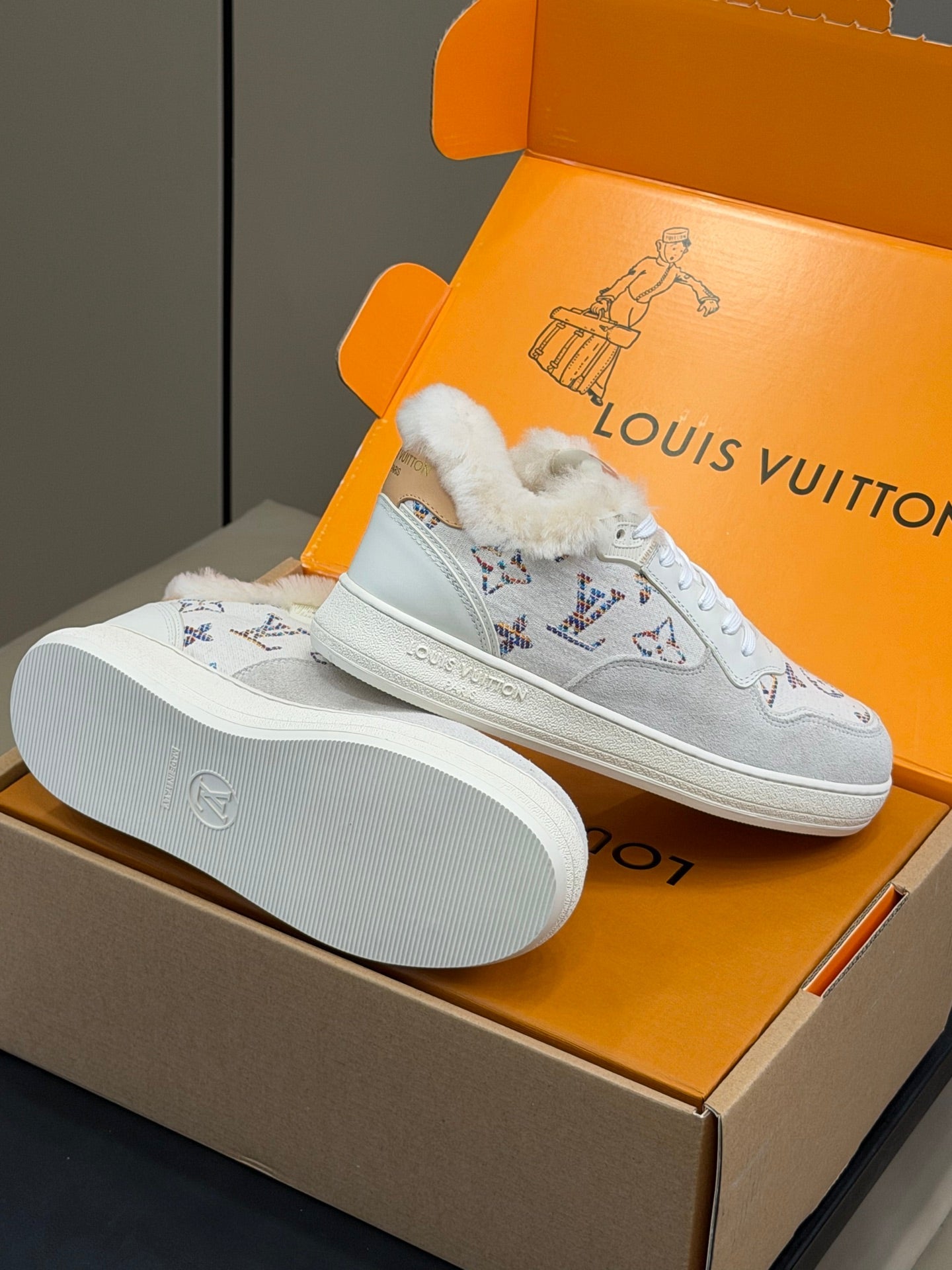 LV 25 Classic Sneakers Monogram White Leather Suede 576945