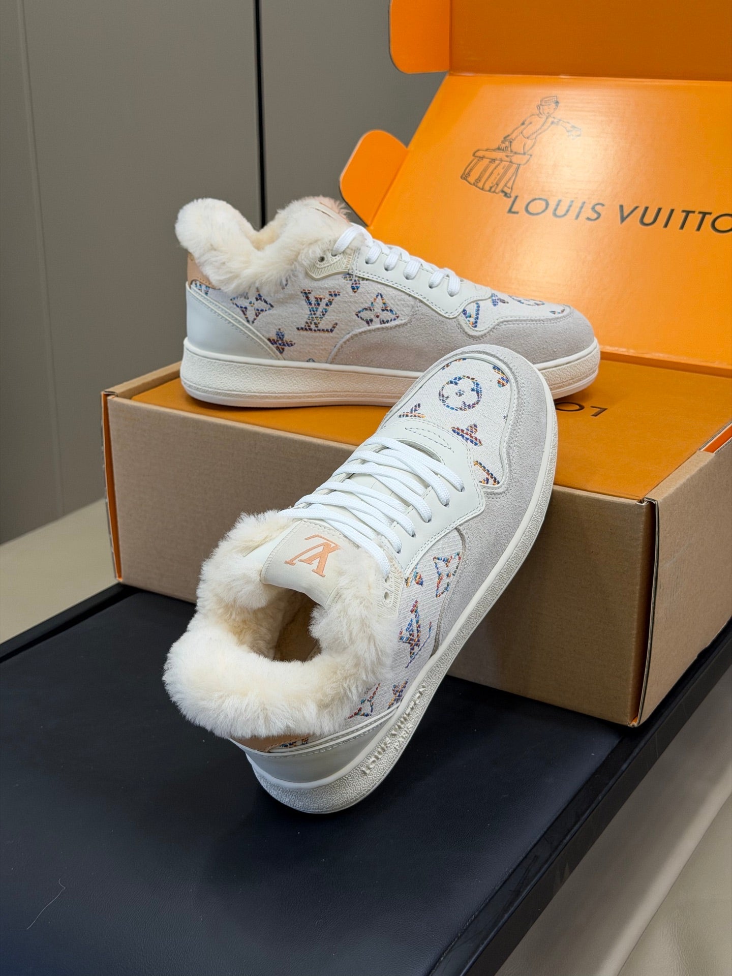 LV 25 Classic Sneakers Monogram White Leather Suede 576945