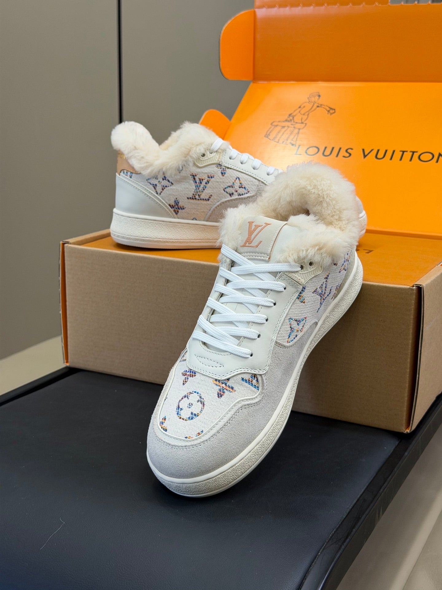 LV 25 Classic Sneakers Monogram White Leather Suede 576945