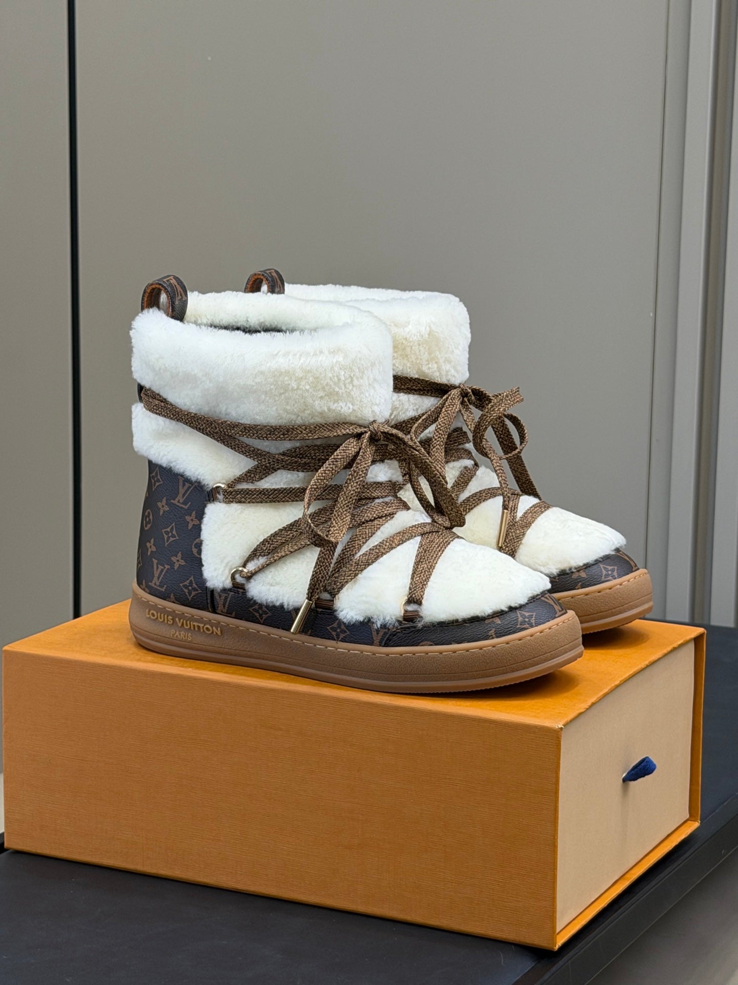LV 25 Snow Boots Brown White Leather Wool 576936