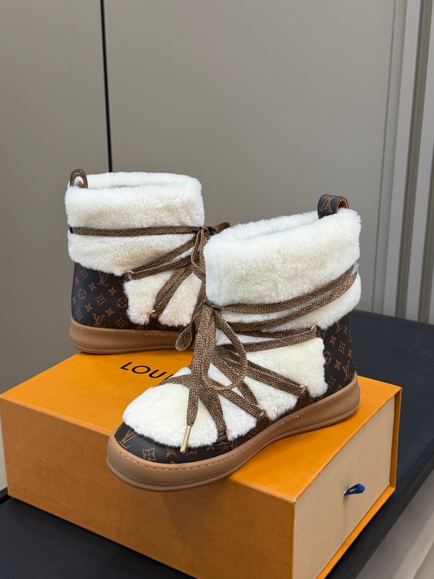 LV 25 Snow Boots Brown White Leather Wool 576936