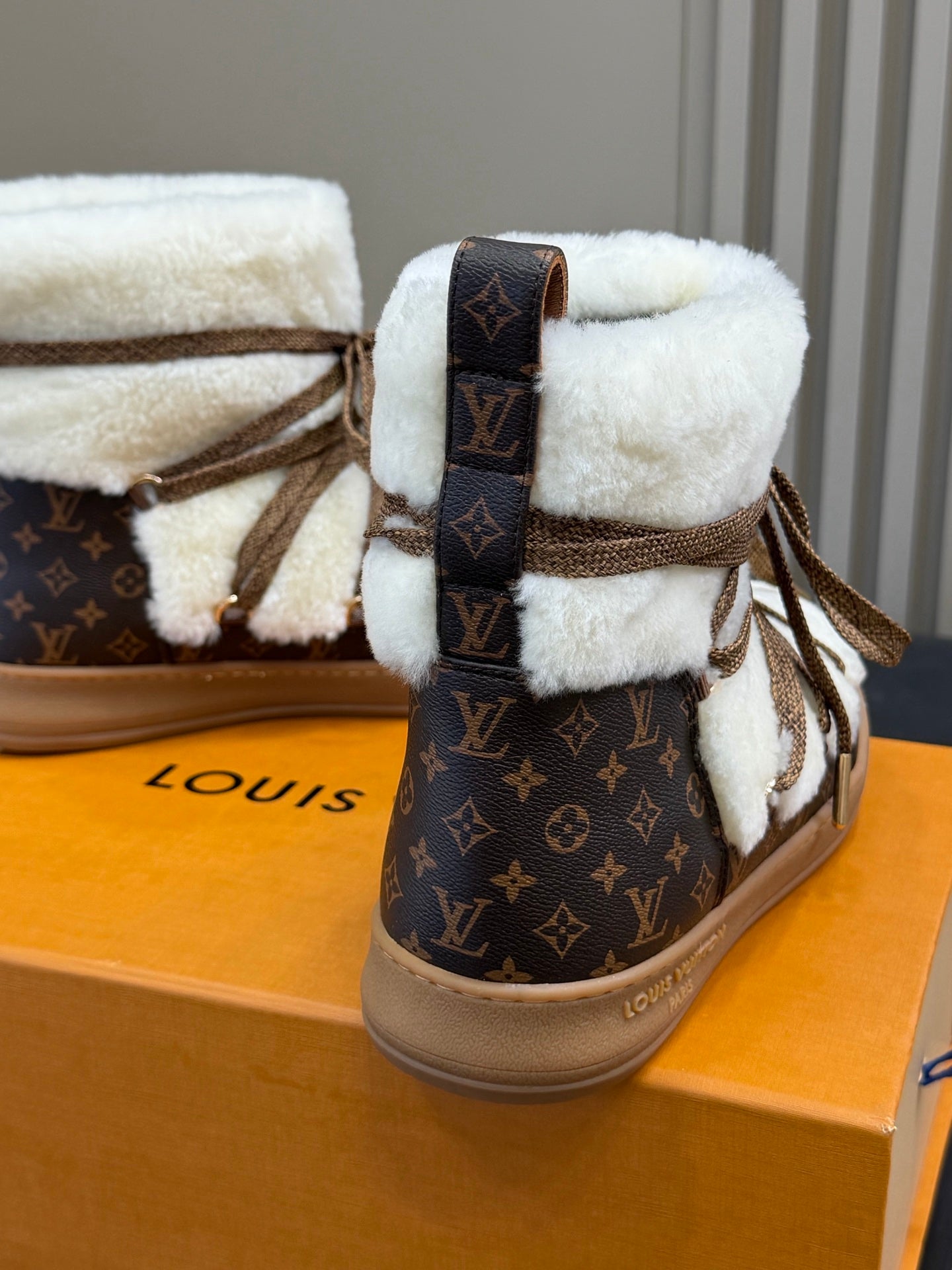 LV 25 Snow Boots Brown White Leather Wool 576936
