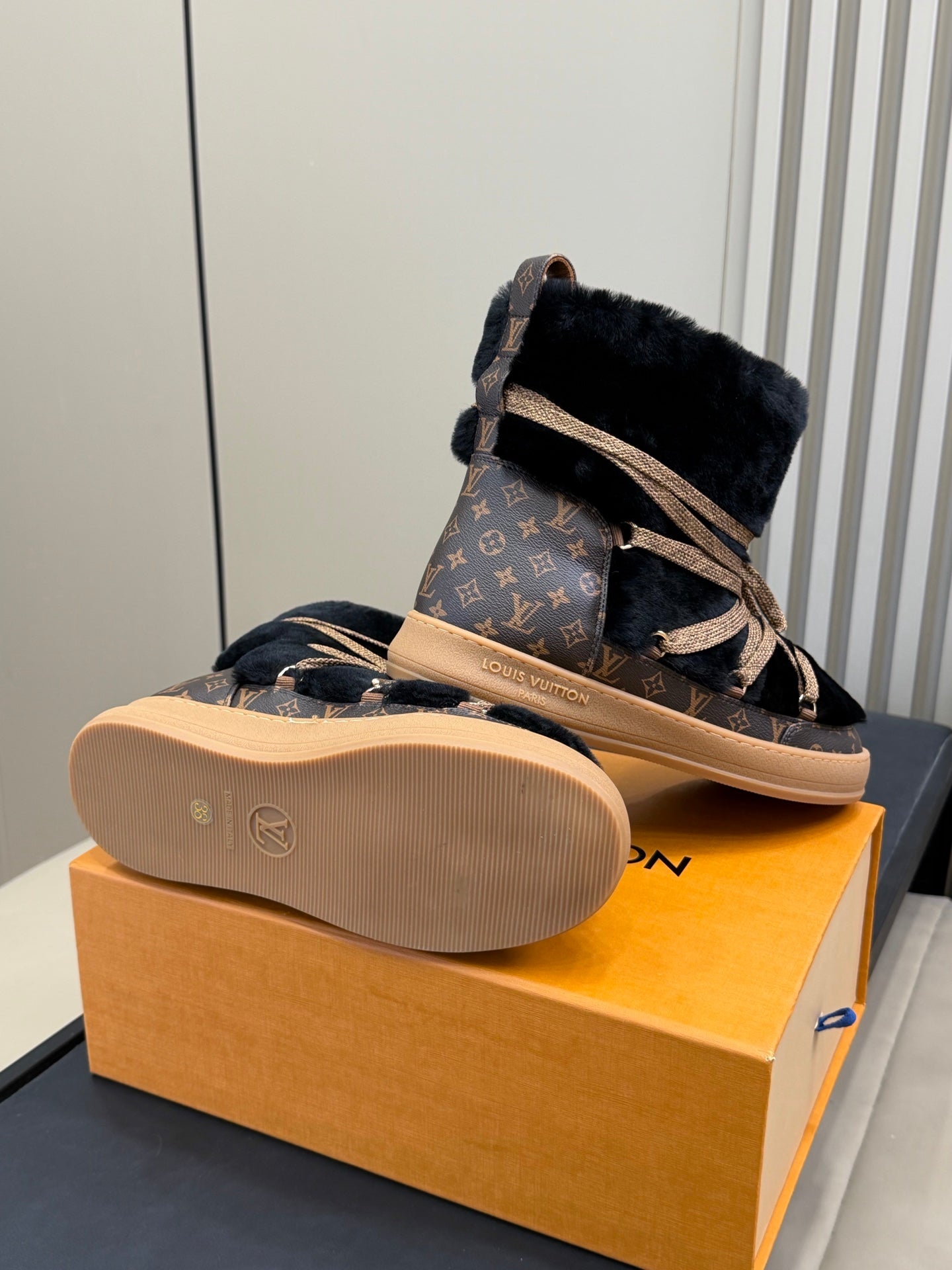 LV 25 Snow Boots Brown Black Leather Wool 576937