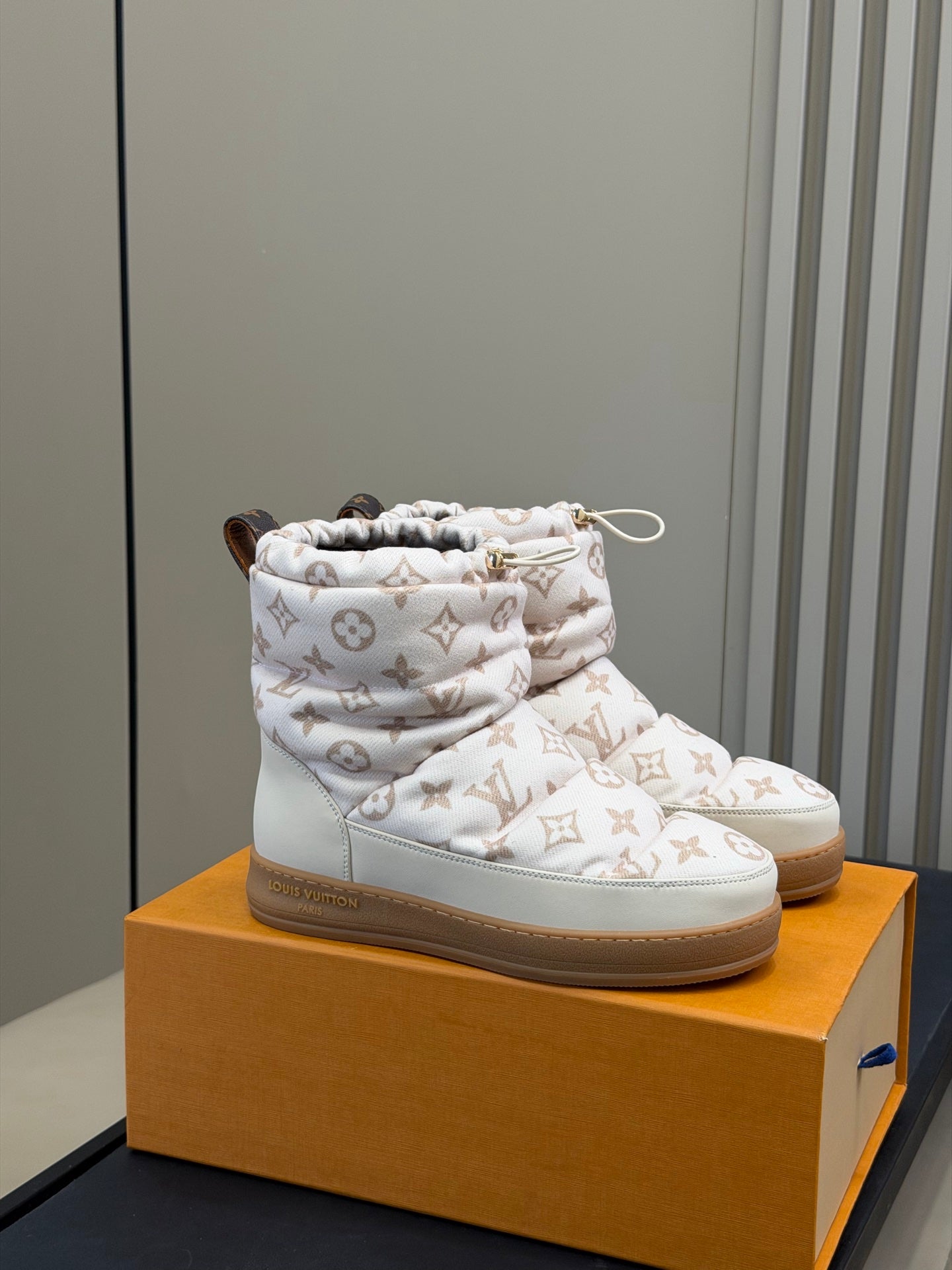LV 25 Snow Boots White Leather Canvas 576939