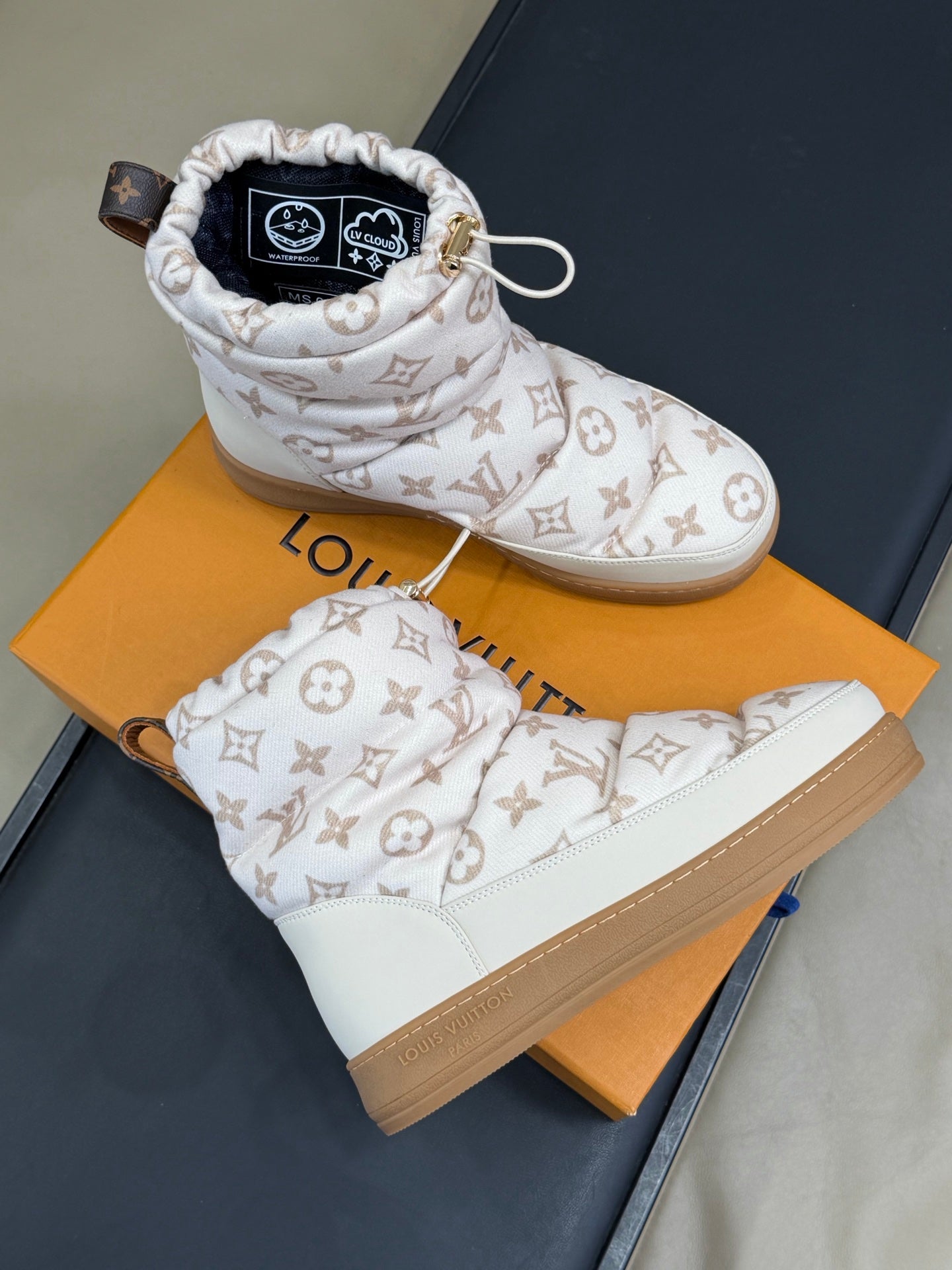 LV 25 Snow Boots White Leather Canvas 576939