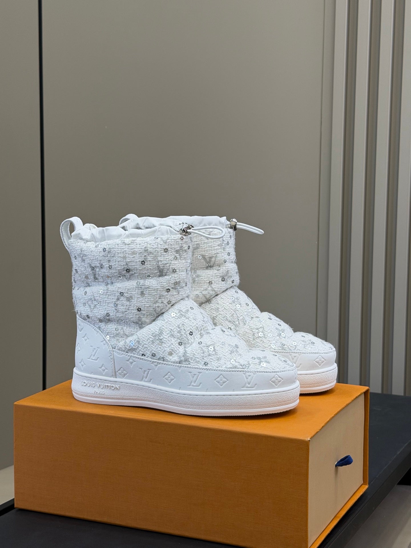 LV 25 Snow Boots White Tweed 576942