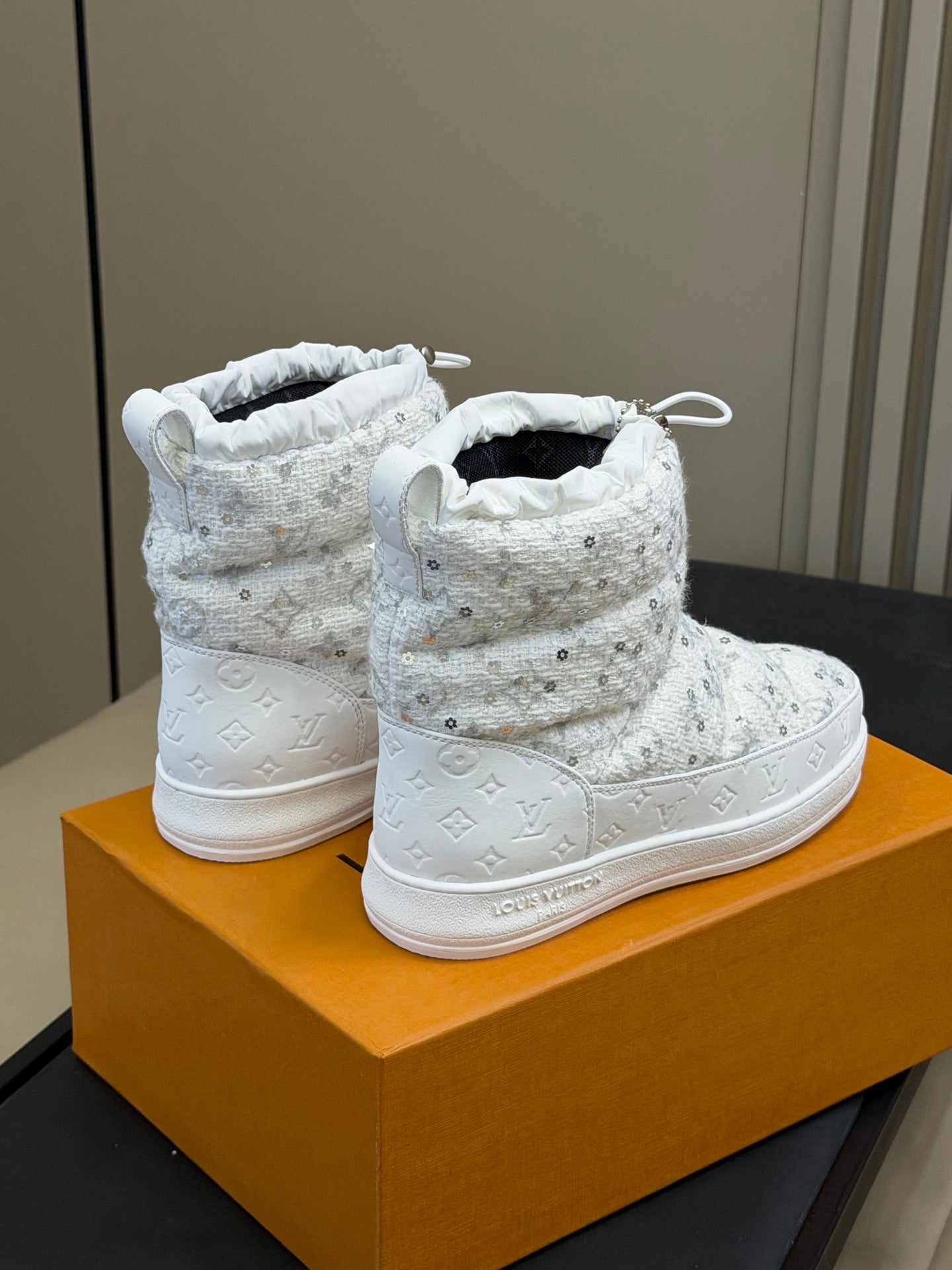 LV 25 Snow Boots White Tweed 576942