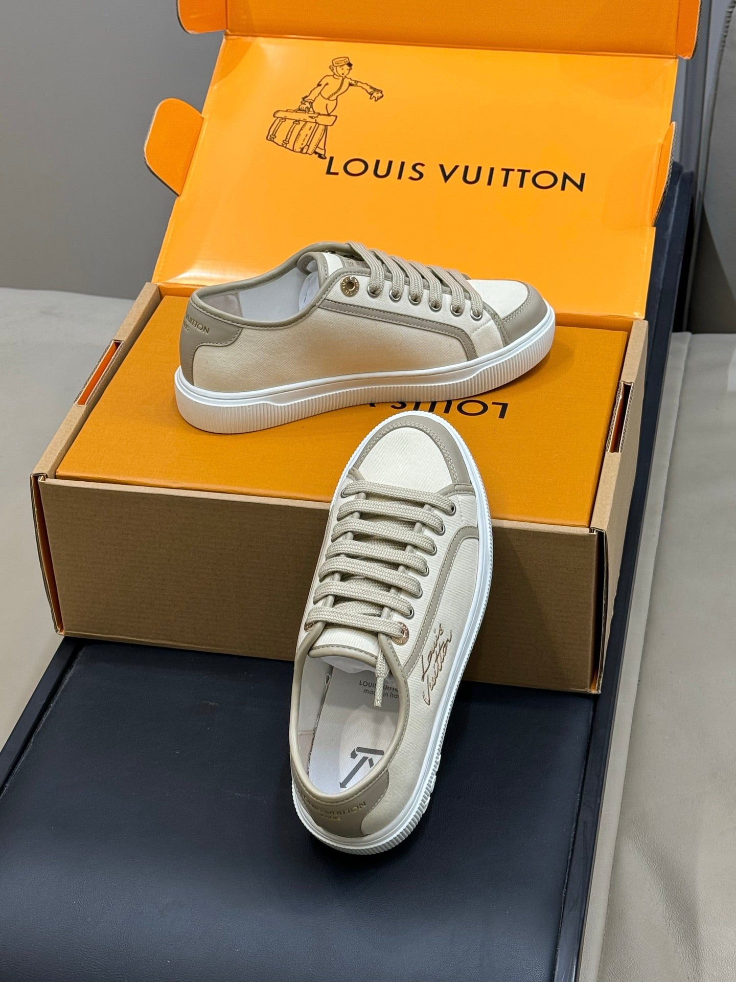LV 26ss Sneaker White Gray Suede Leather 621652