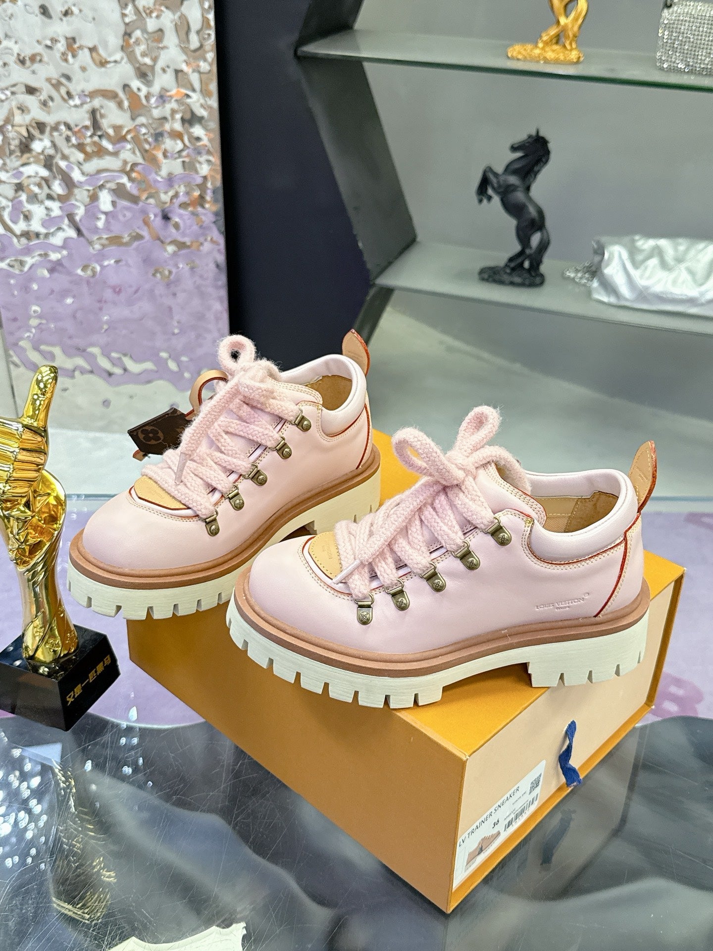 LV 26ss Sneaker Light Pink Sheepskin 672125