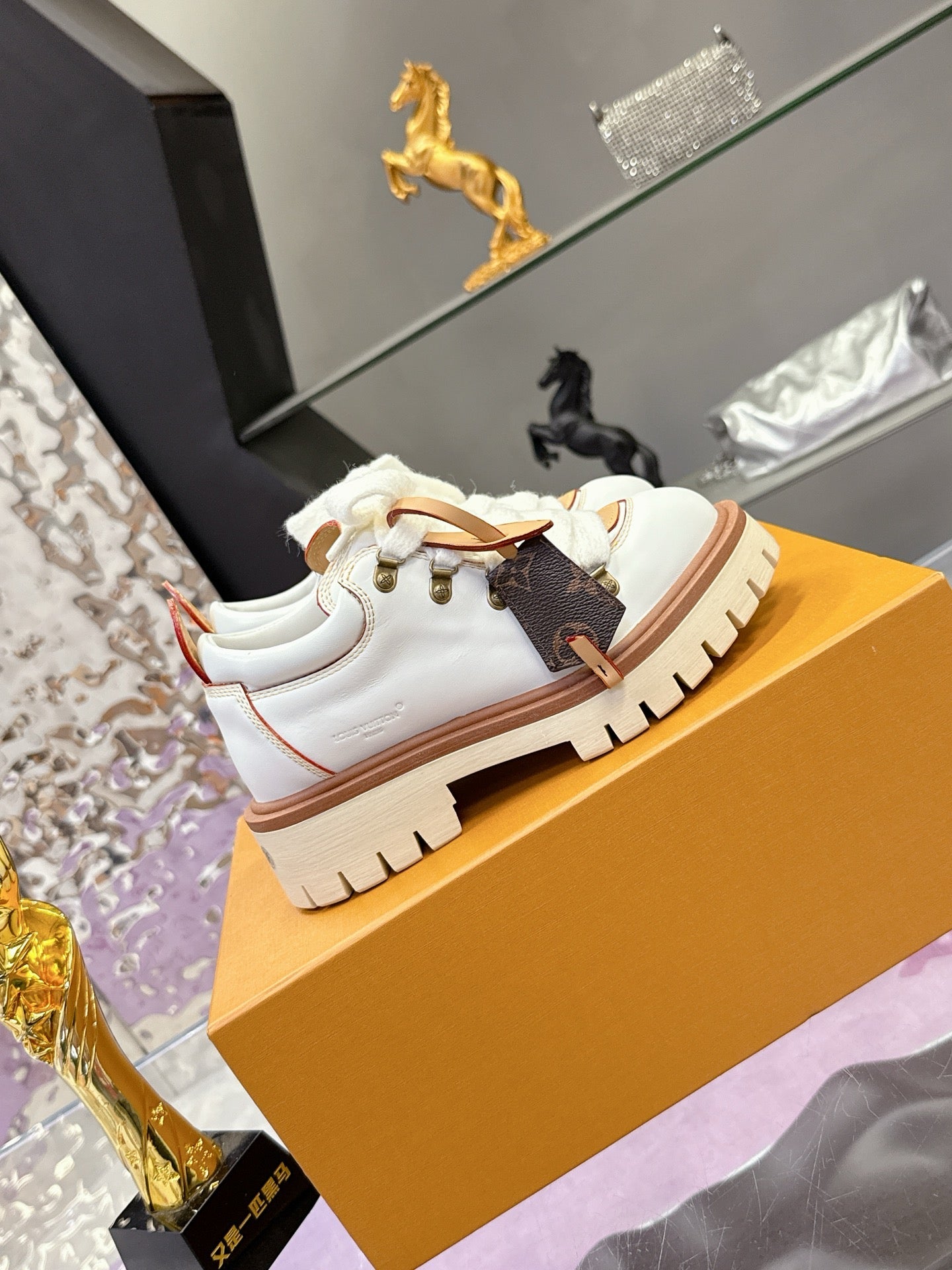 LV 26ss Sneaker White Brown Sheepskin 672128