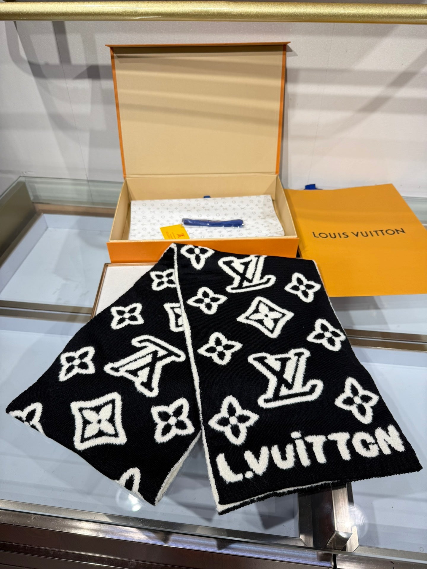 LV Monogram Scarf 180cm Black White Fleece 969391