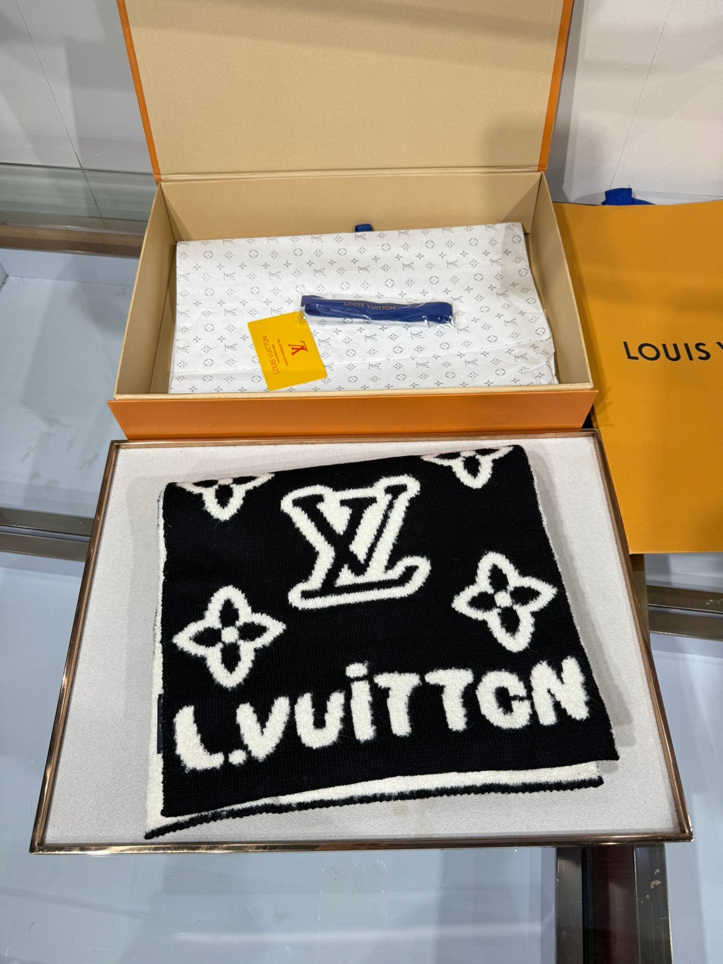 LV Monogram Scarf 180cm Black White Fleece 969391