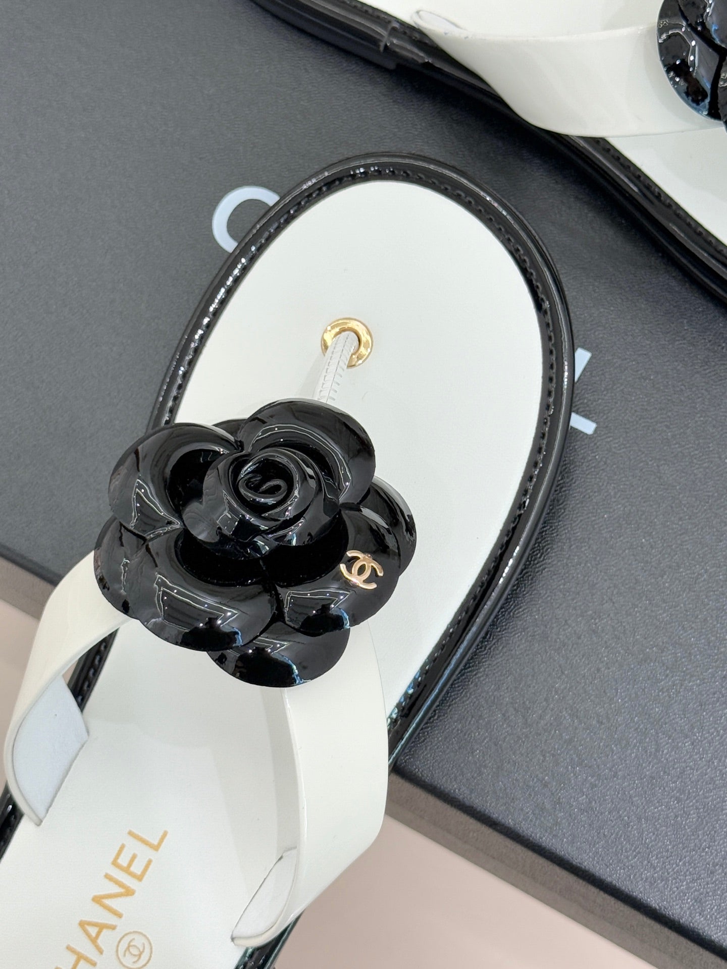 CC 26 Camellia Thong Sandal White mix Black Sheepskin 609997