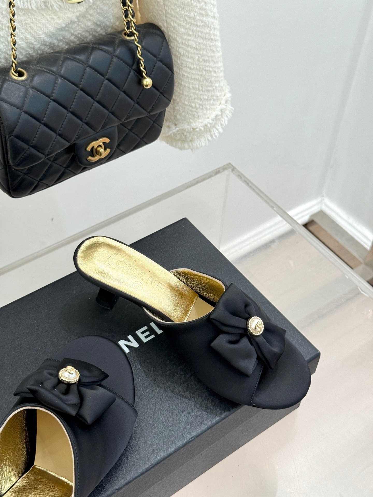 CC 26 Bow Sandal 55mm Black Gold Satin Sheepskin 609806