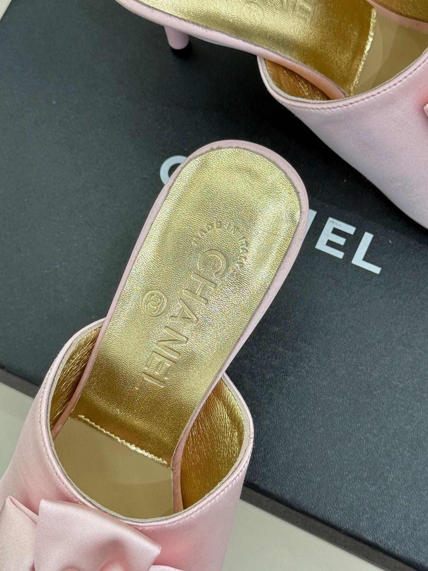 CC 26 Bow Sandal 85mm Pink Gold Satin Sheepskin 609808