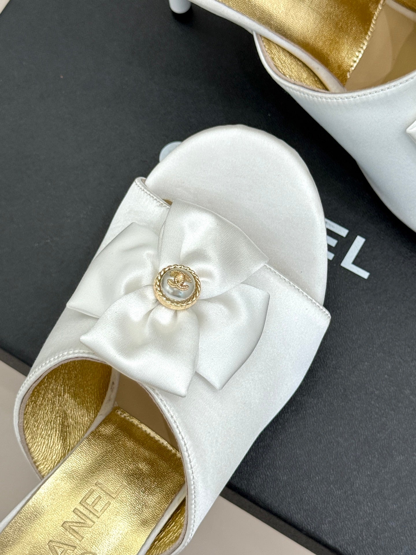 CC 26 Bow Sandal 85mm White Gold Satin Sheepskin 609809