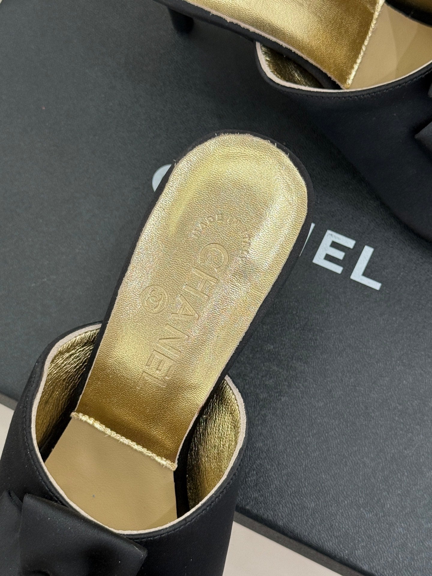 CC 26 Bow Sandal 85mm Black Gold Satin Sheepskin 609810