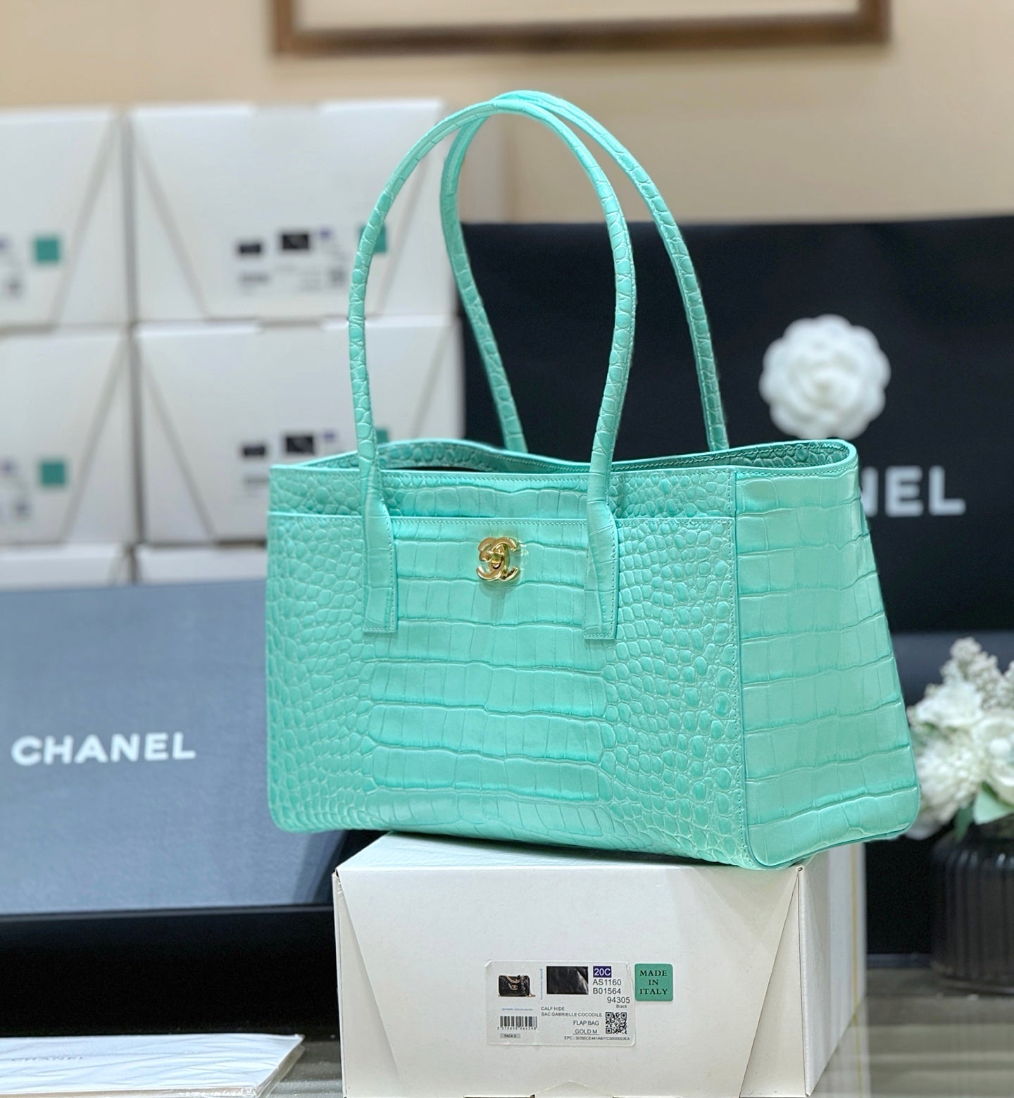 Chanel 25 Crocodile-embossed 40cm Bag Turquoise Cowhide 322961