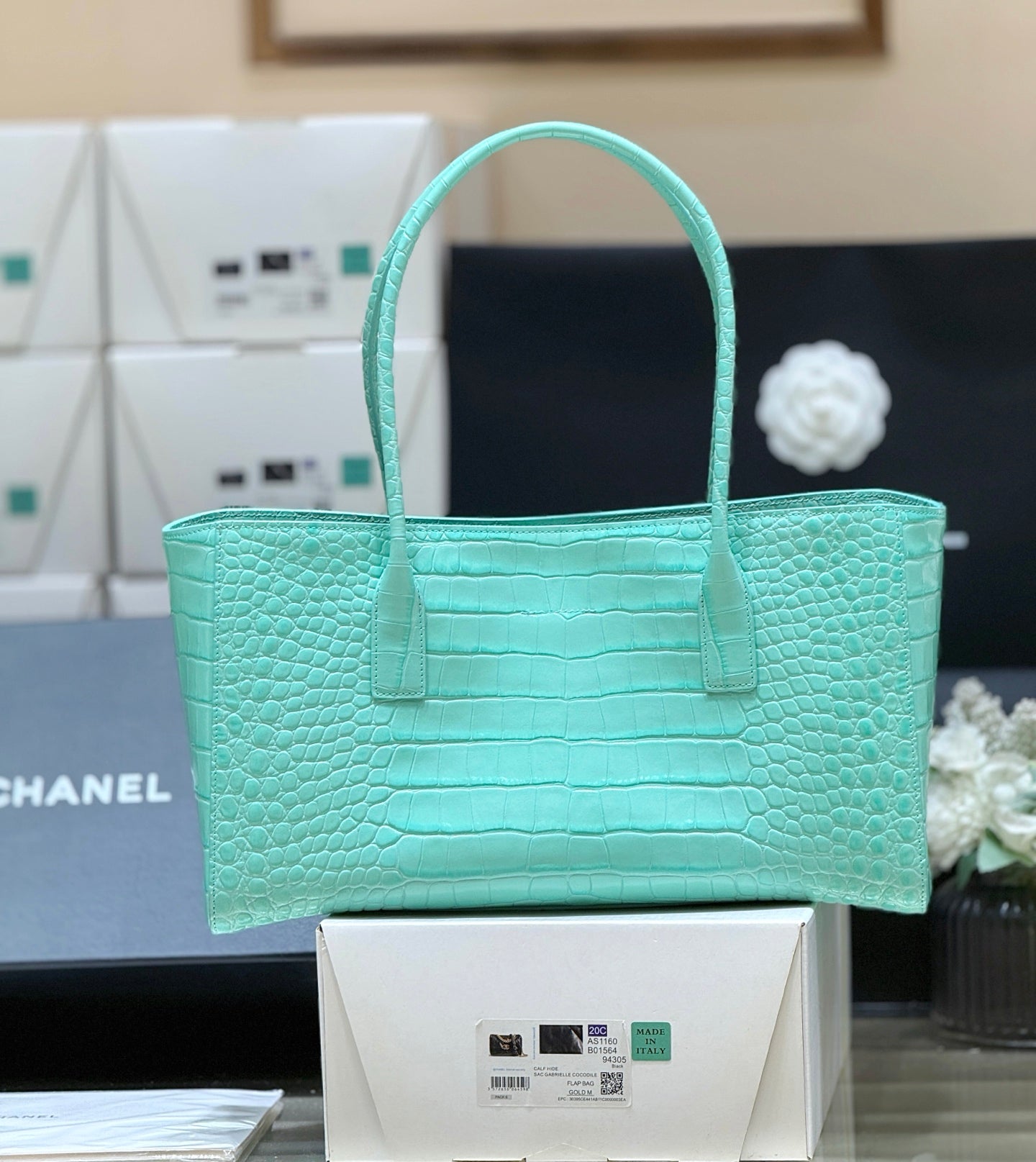 Chanel 25 Crocodile-embossed 40cm Bag Turquoise Cowhide 322961