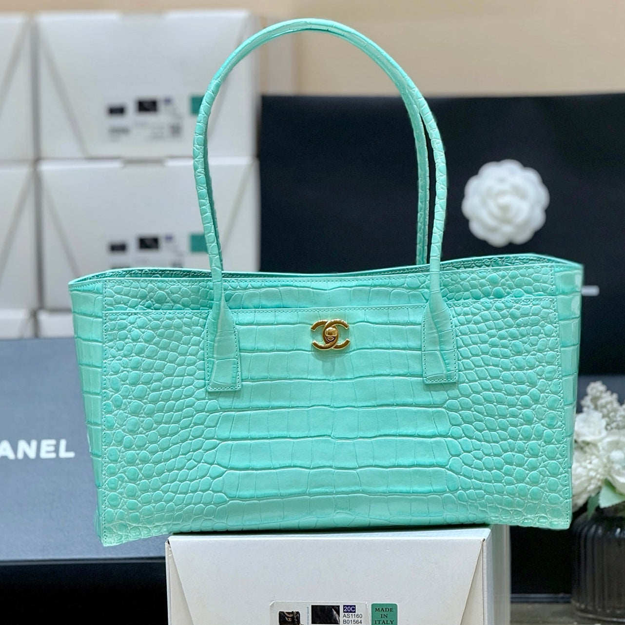 Chanel 25 Crocodile-embossed 40cm Bag Turquoise Cowhide 322961