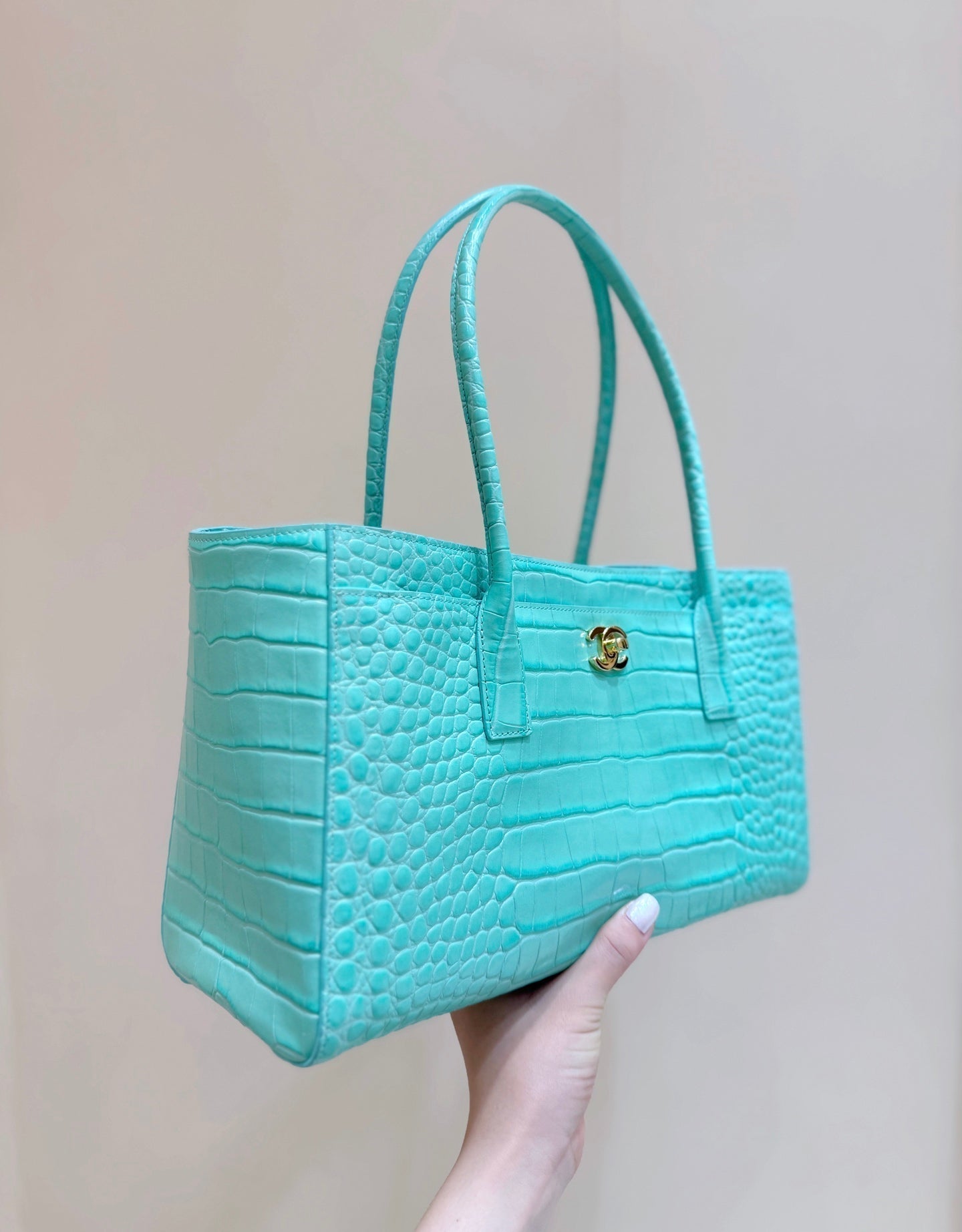 Chanel 25 Crocodile-embossed 40cm Bag Turquoise Cowhide 322961