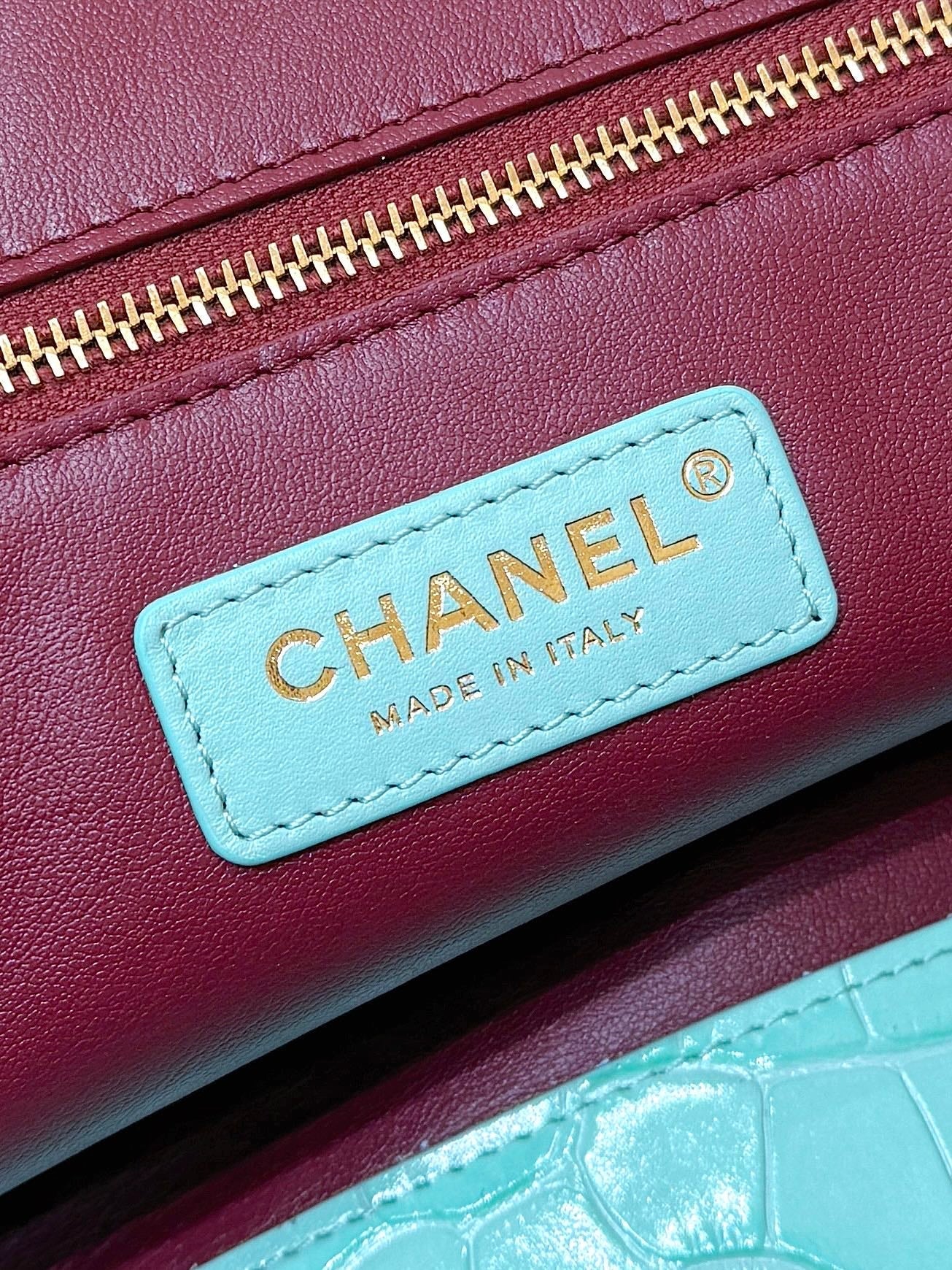 Chanel 25 Crocodile-embossed 40cm Bag Turquoise Cowhide 322961