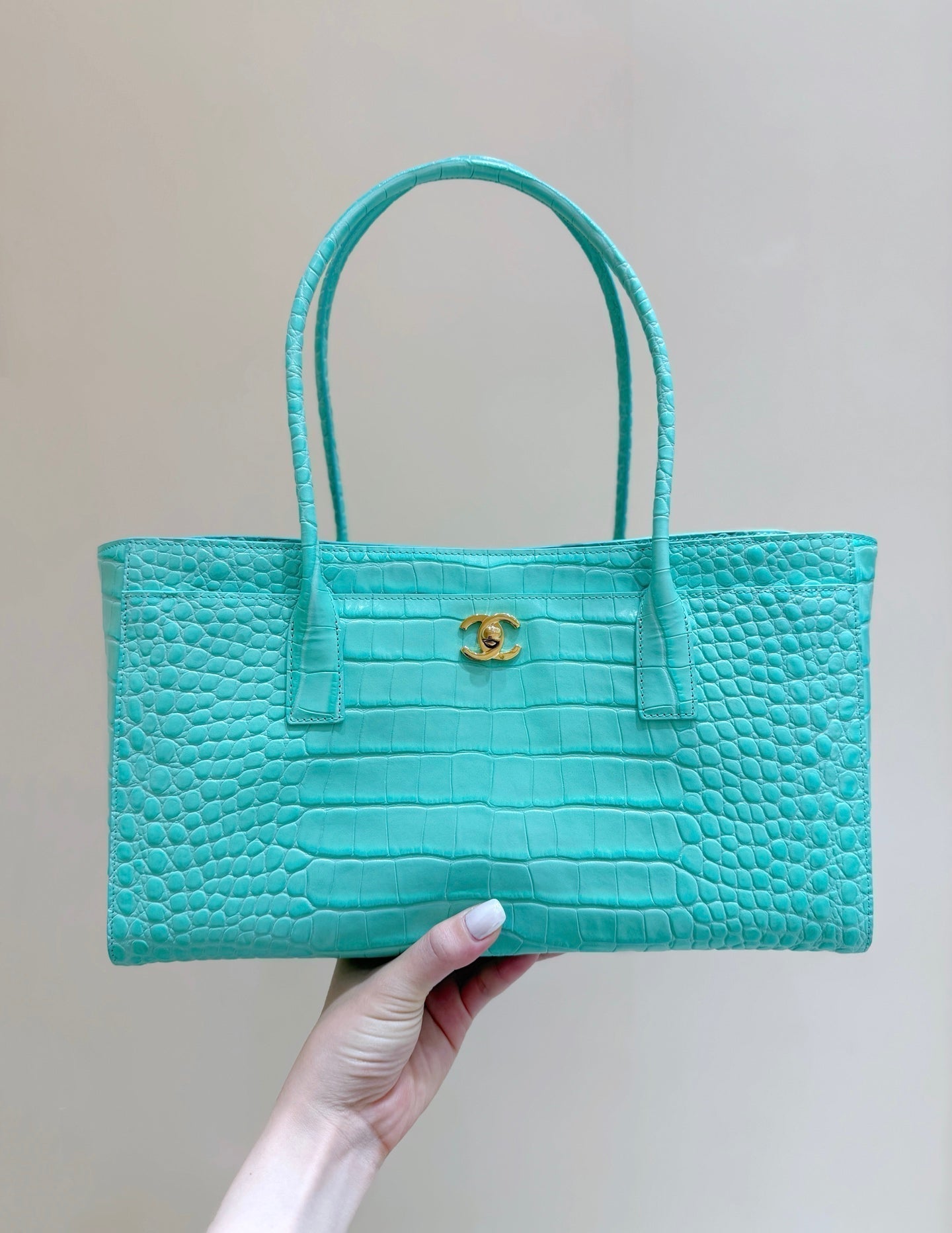 Chanel 25 Crocodile-embossed 40cm Bag Turquoise Cowhide 322961